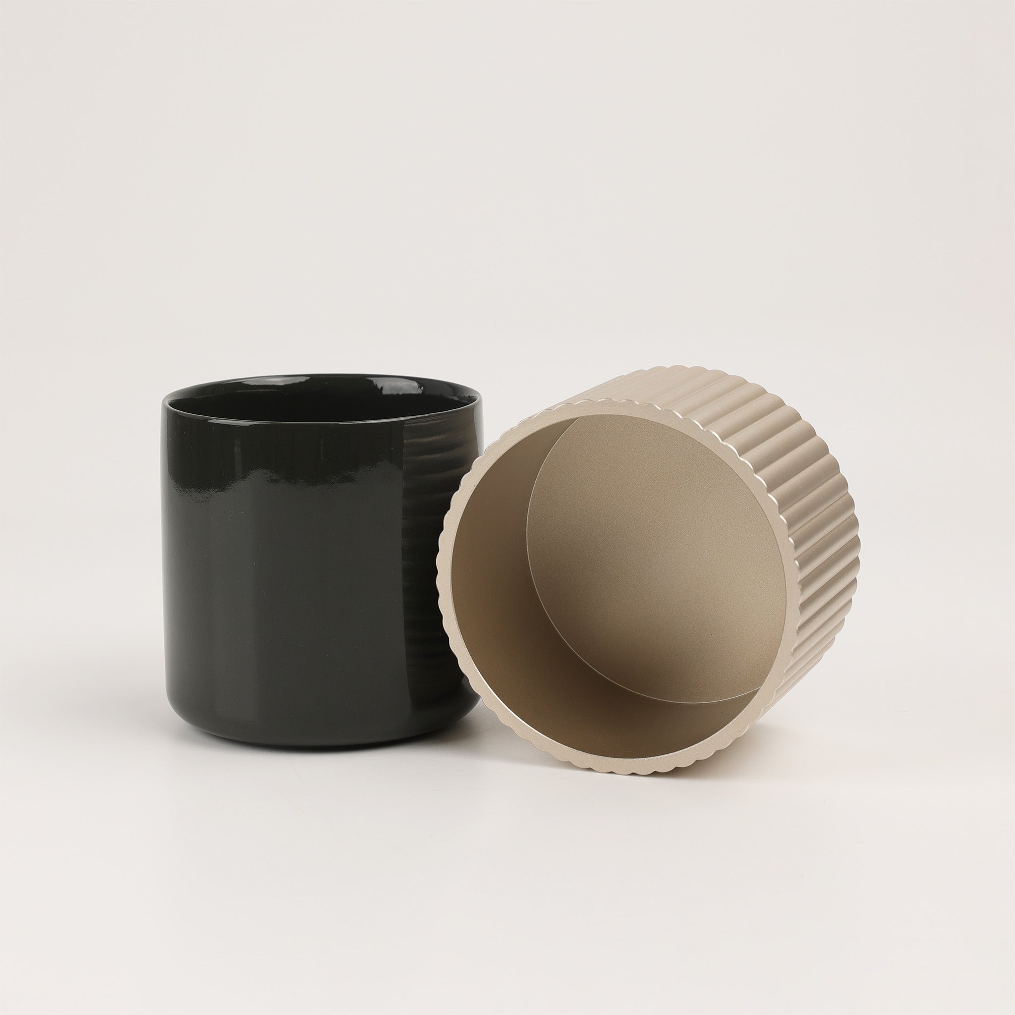 Stilvoller Organizer aus Aluminium und handgefertigtem Porzellan, perfekt für Badezimmeraccessoires und Schmuck, Decor Walther OF.LINE