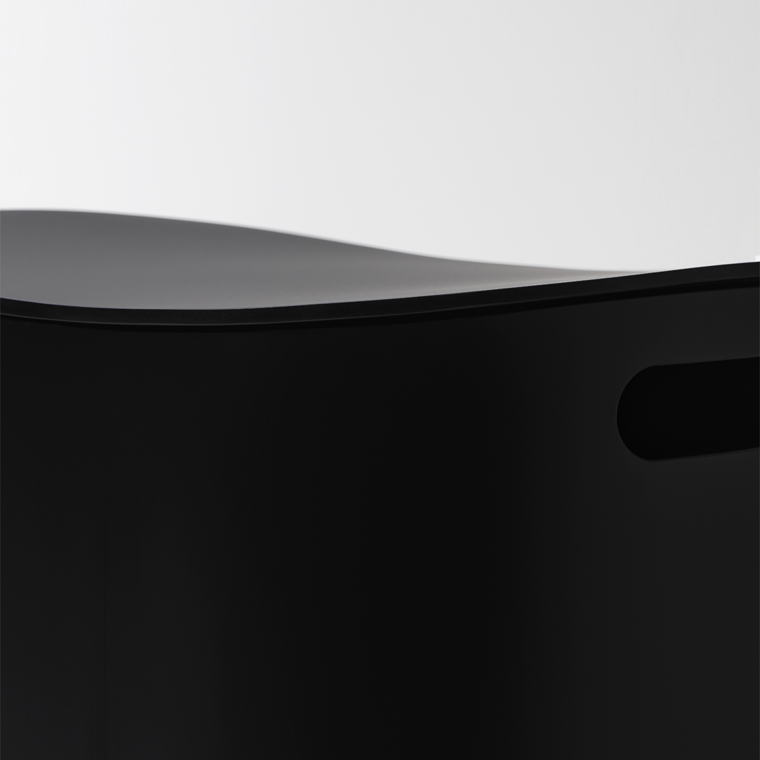 Innovativer Wäschehocker ALL IN von Decor Walther in elegantem Acryl Schwarz - bequemer Sitzhocker mit integriertem Wäschebehälter und abnehmbarem Deckel für Ordnung und Komfort im Badezimmer, Schlafzimmer oder Ankleide