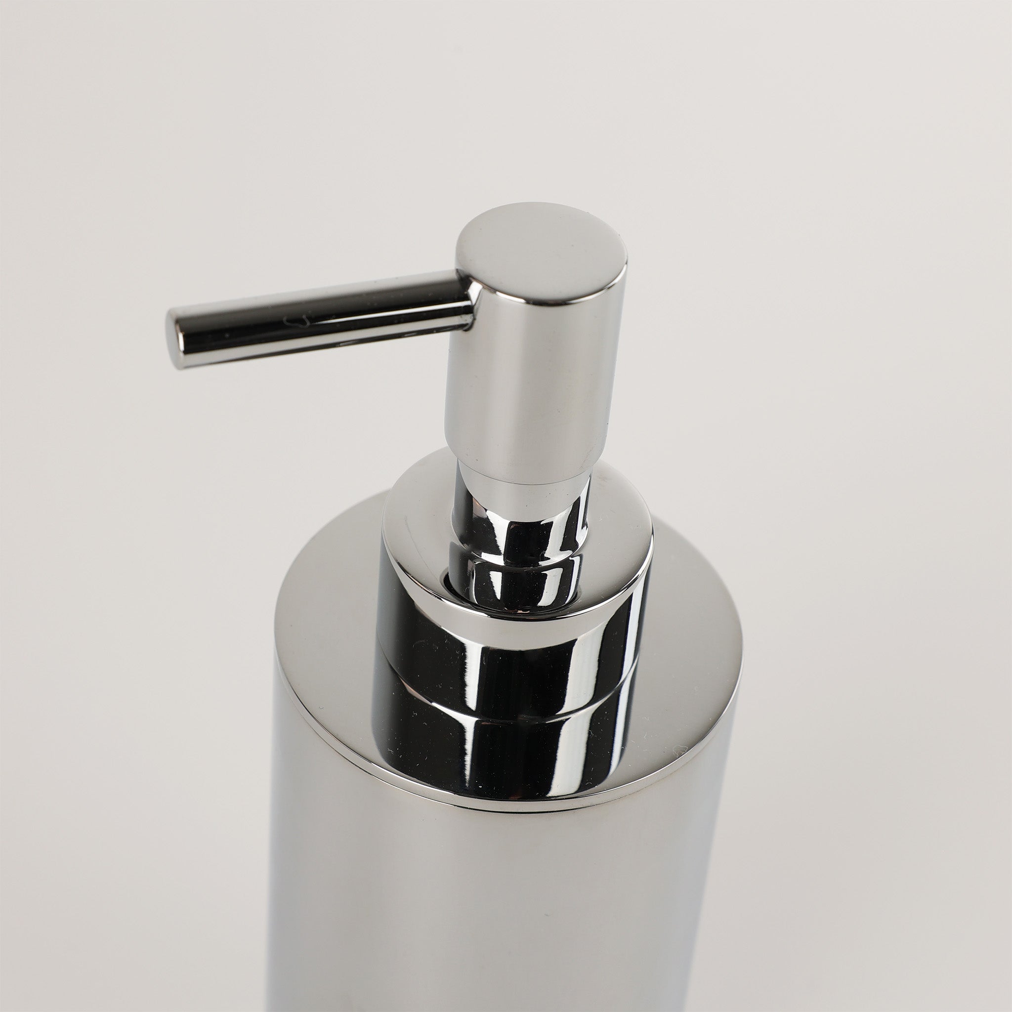 Fantini Seifenspender 7652 Chrom. Hochwertiger Standseifenspender aus Messing, Young Kollektion. Gefertigt in Pella, Italien. Zeitloses Design, passend zu allen Fantini Serien. Exklusive Badezimmer-Atmosphäre.