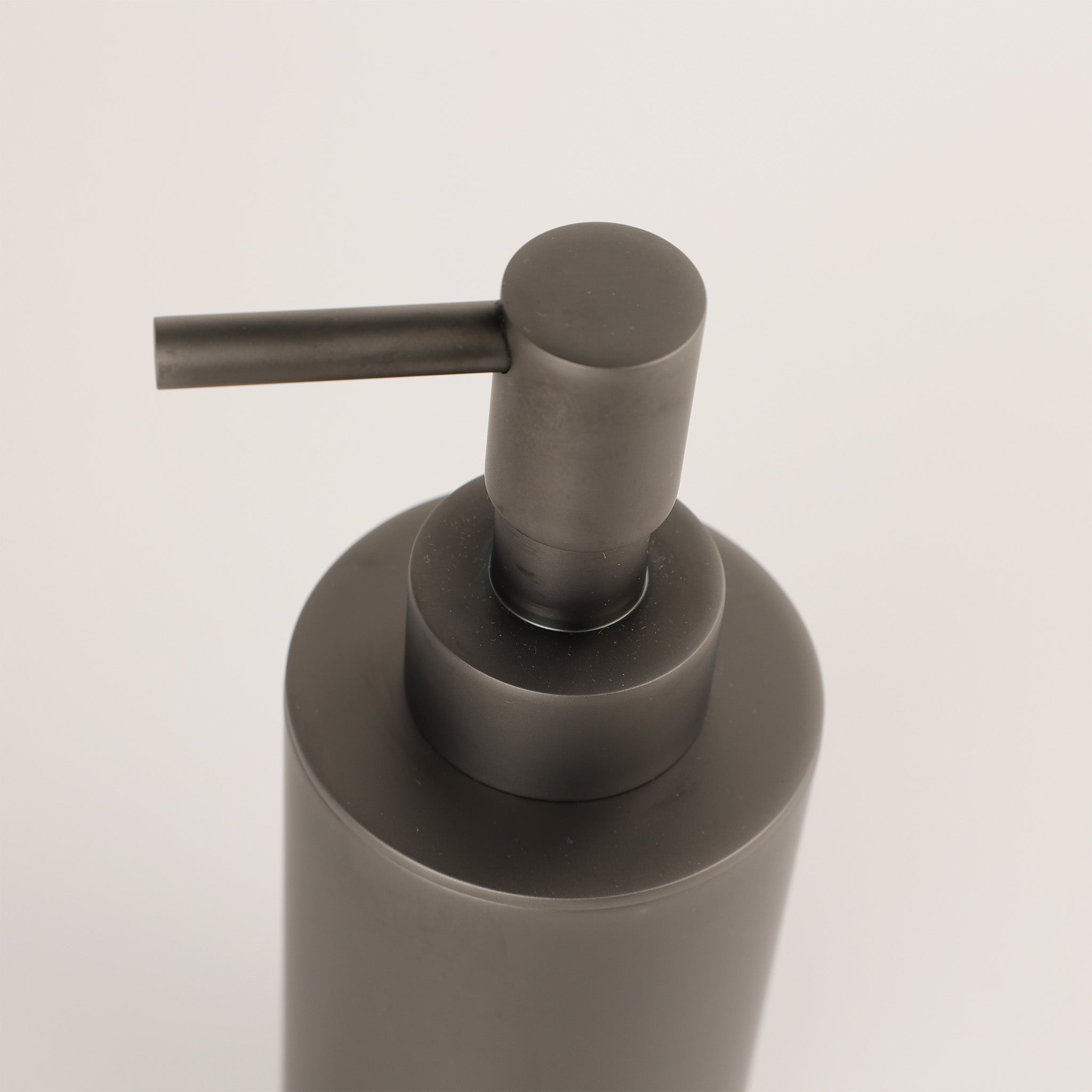 Eleganter Flüssigseifenspender in Matt Gun Metal, freistehendes Design aus robustem Messing, Fantini Young Kollektion