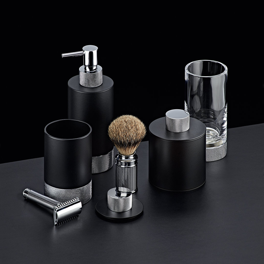 Design-Badezimmer-Set der Club Serie in Schwarz Matt und Chrom von Decor Walther für ein luxuriöses Interior. Eleganz und Praktikabilität in einem, jetzt bei DasFeineBad erhältlich.