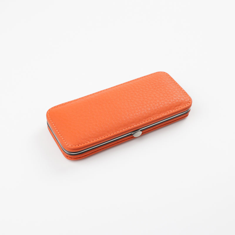 Luxuriöses, geschlossenes Maniküre-Set aus weichem Leder in leuchtendem Orange von F. Hammann. Perfekt für präzise Nagelpflege auf Reisen oder zuhause.
