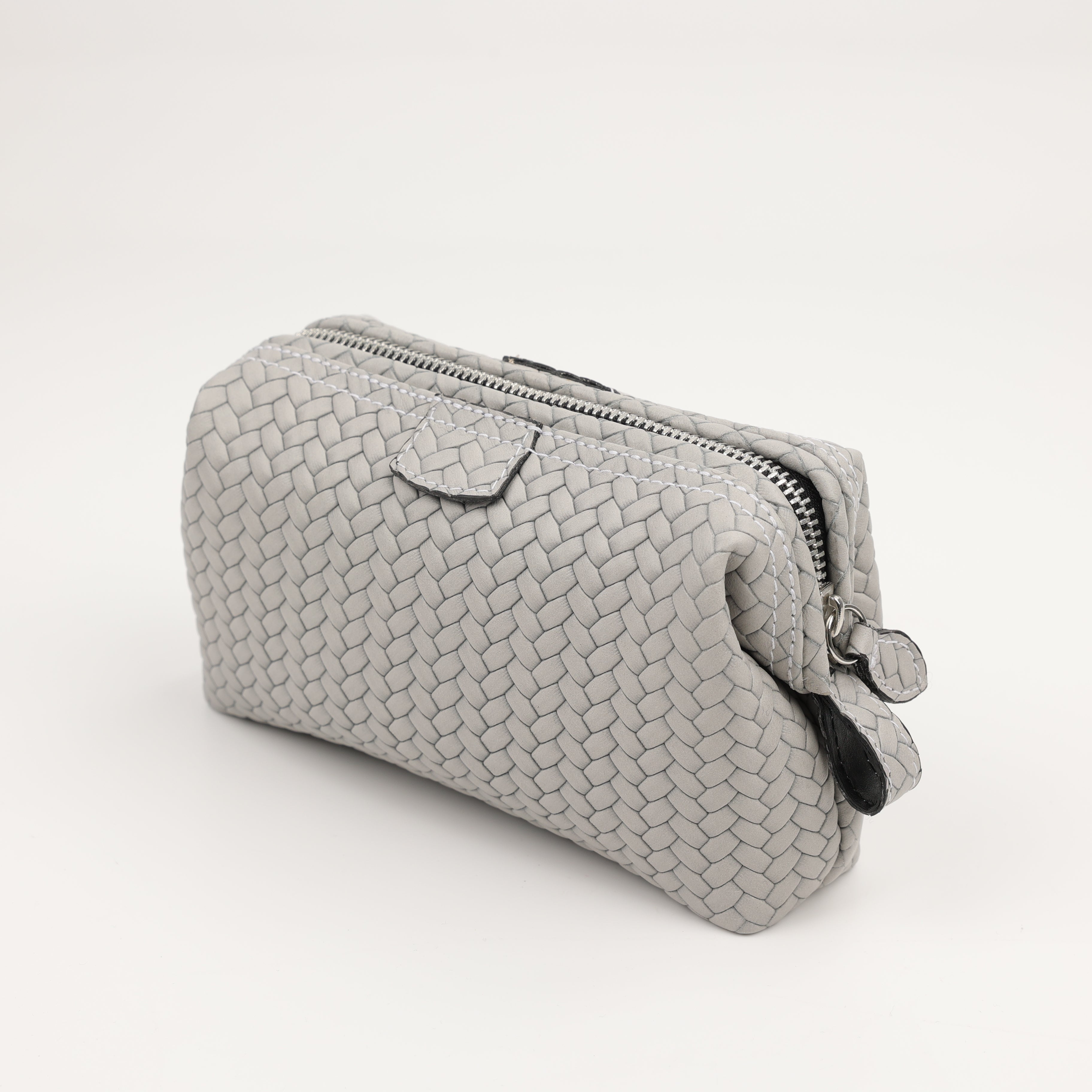 Edle Kulturtasche aus naturbelassenem Chervo Kalbsleder in Flecht Grau von F. Hammann – handgefertigt in Deutschland mit weicher, strukturierter Oberfläche und klassischer Form.