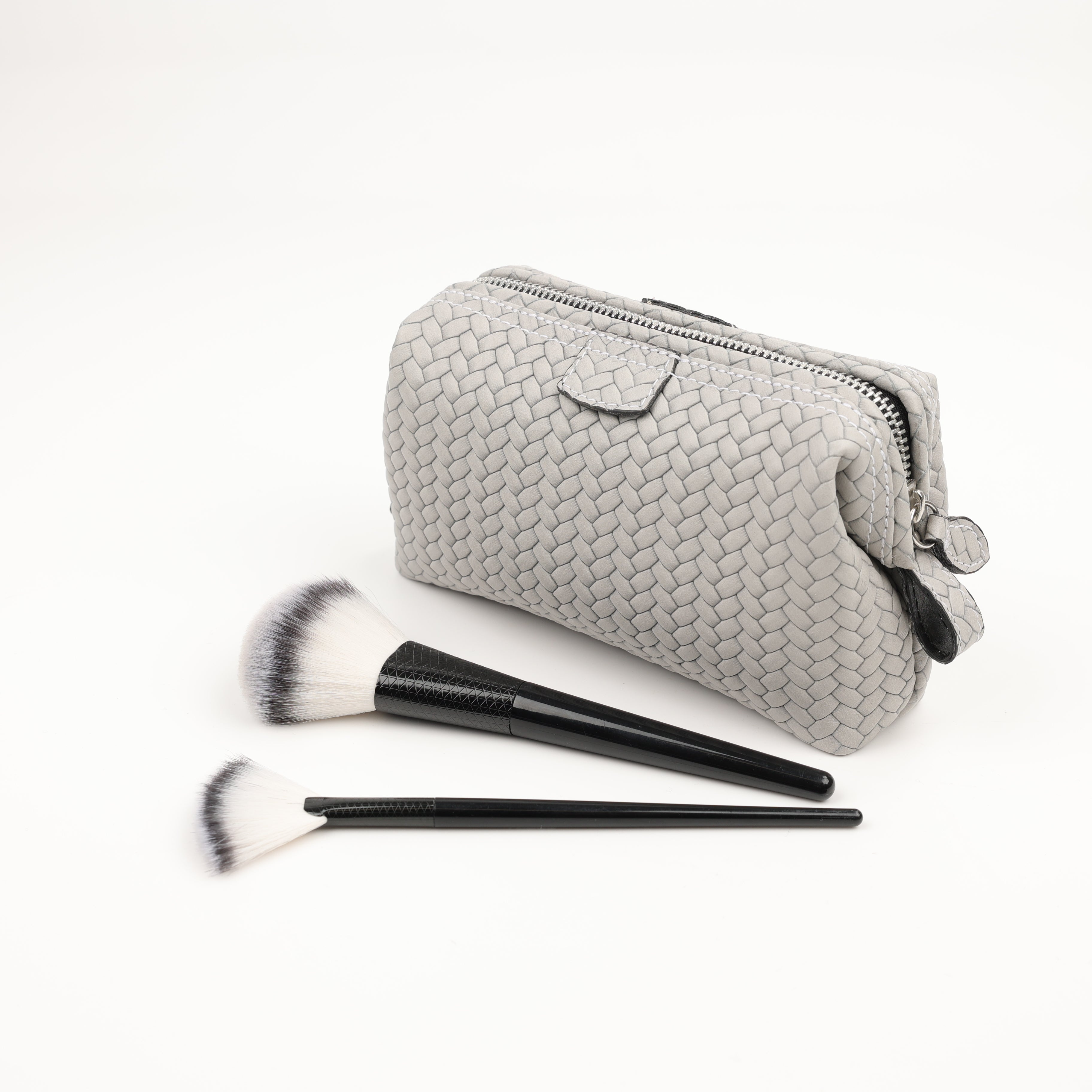 F. Hammann Kulturtasche Flecht Grau – beiges, abwaschbares Innenfutter mit zwei praktischen Seitenfächern und fein gearbeiteter Handwerksqualität aus Deutschland.