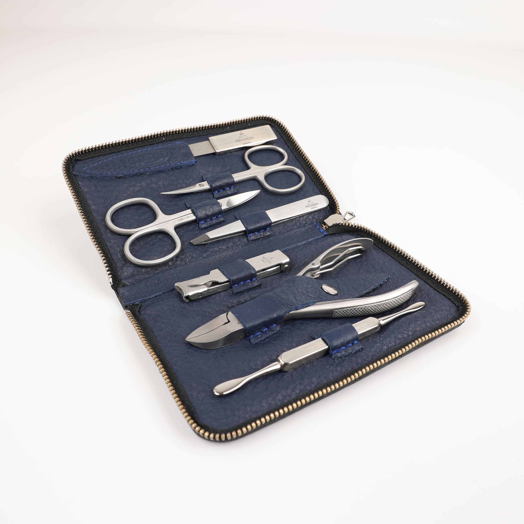 Hochwertiges Maniküre-Etui aus dunkelblauem Kalbsleder mit matt gebürstetem Edelstahl-Nagelpflege-Set – handgefertigt in Deutschland.