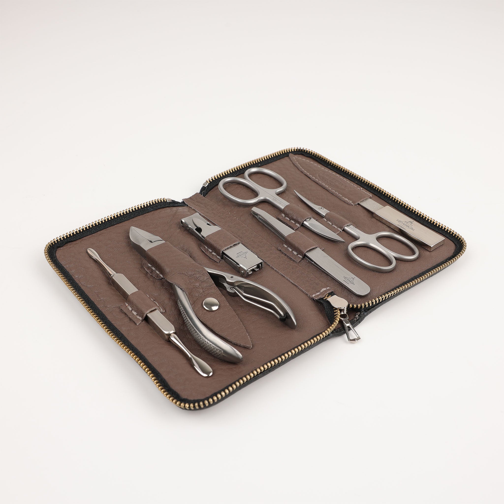 Edles Maniküre-Etui aus naturgegerbtem Nimbus-Leder mit rostfreien Edelstahl-Instrumenten für perfekte Nagelpflege.