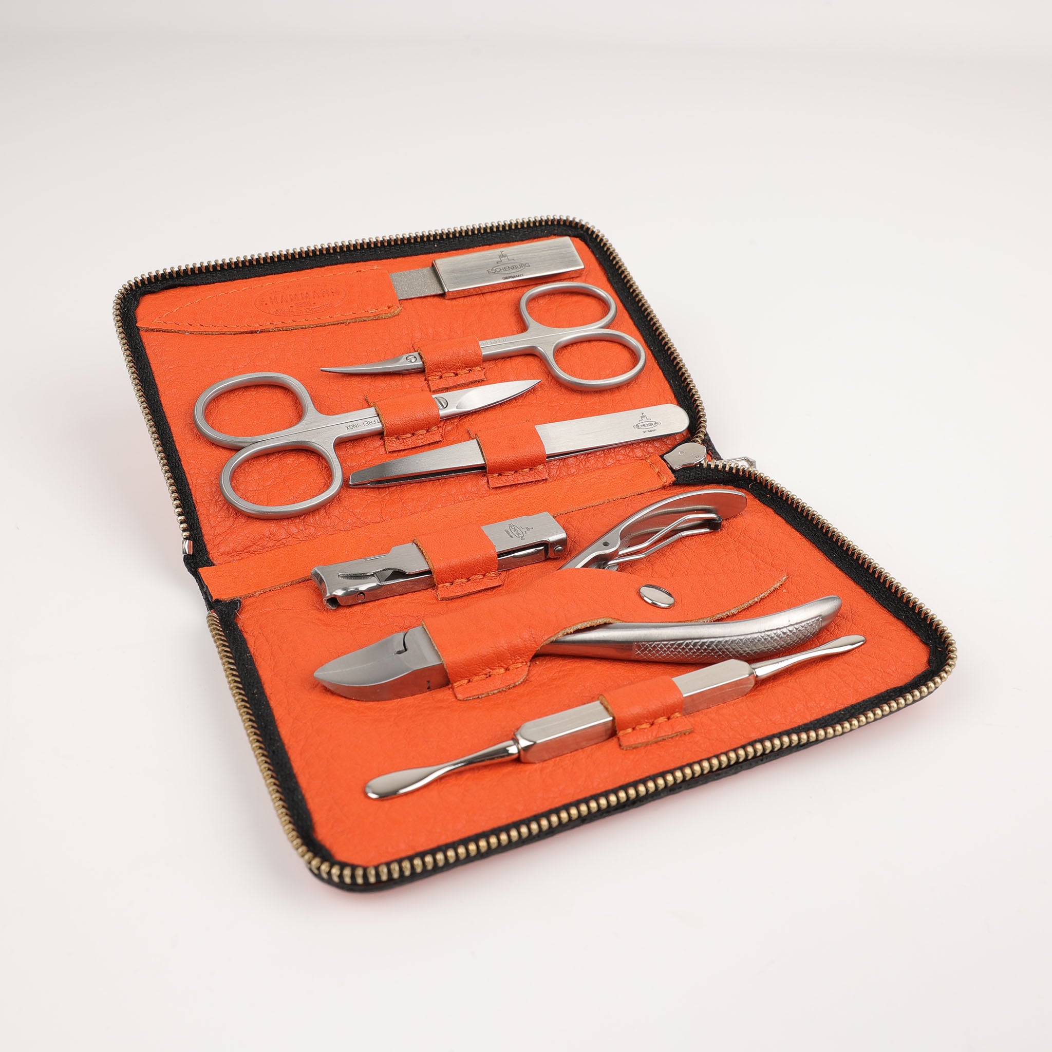 Großes Maniküre-Etui aus orangefarbenem Chervo-Leder mit 7 hochwertigen INOX-Instrumenten von F. Hammann.