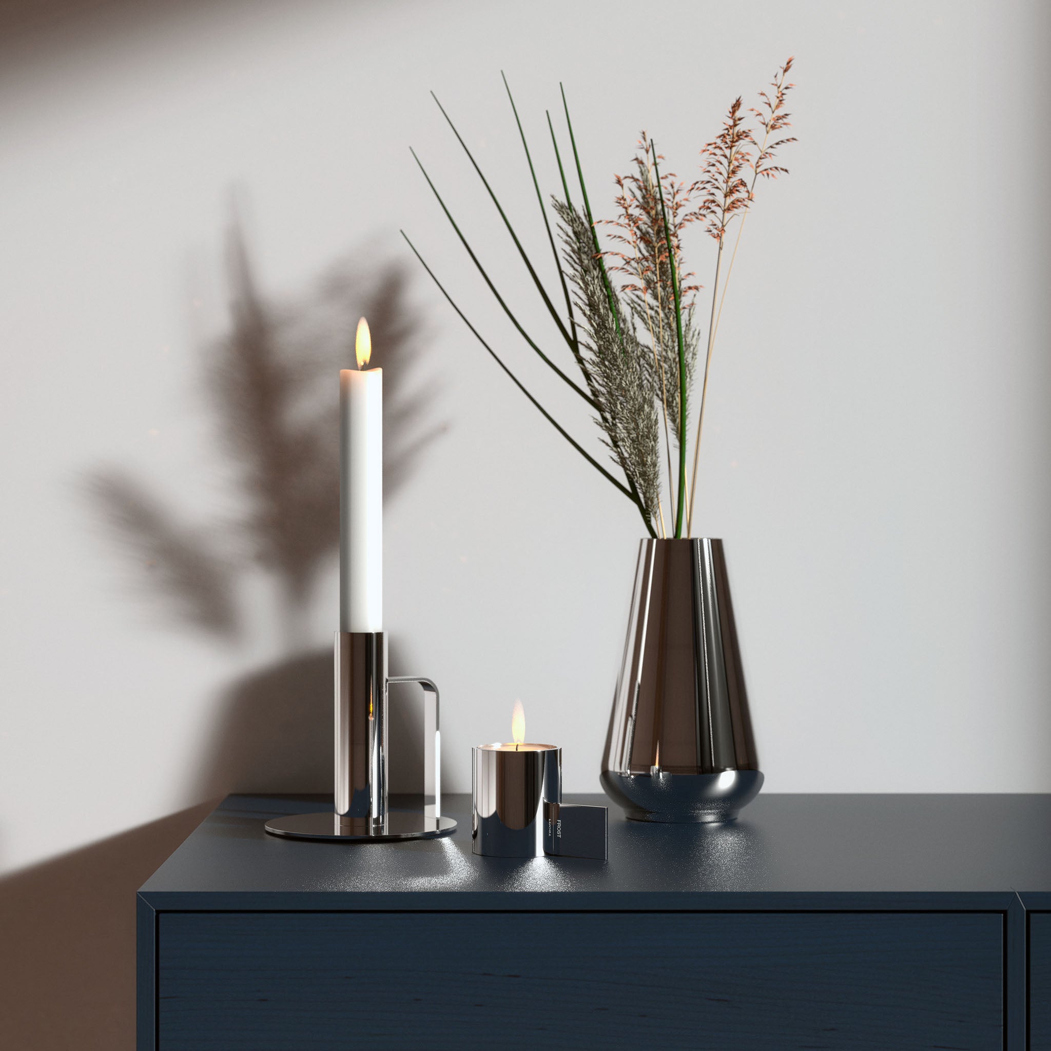 Eleganter Teelichthalter aus poliertem Edelstahl – minimalistisches Wohnaccessoire im skandinavischen Design.