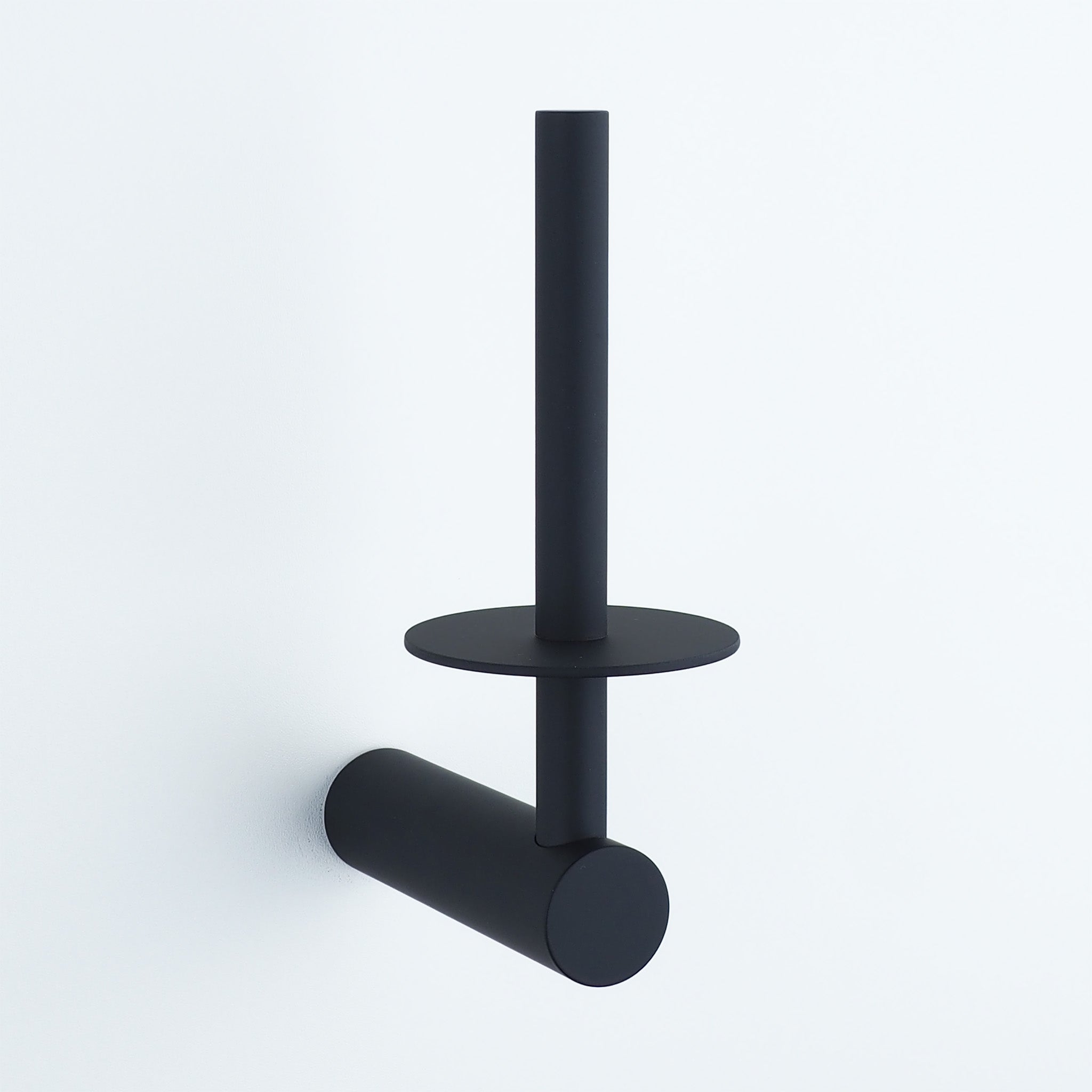 Wandmontierter Reserverollenhalter in Schwarz matt – moderne Badgestaltung mit nordischem Design.
