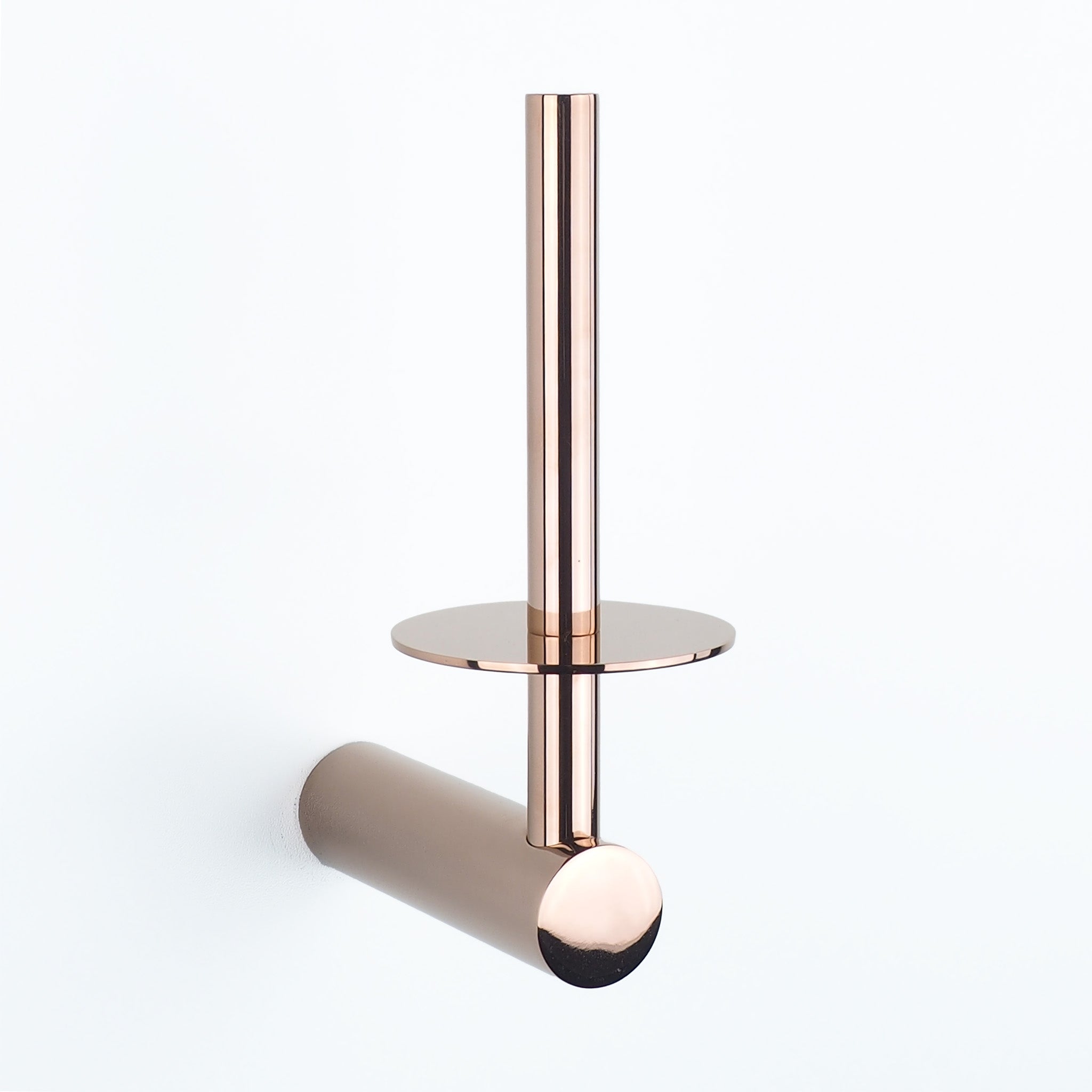Glänzender Reserverollenhalter in Kupfer poliert – Design trifft auf Wärme und Eleganz von Frost Denmark.
