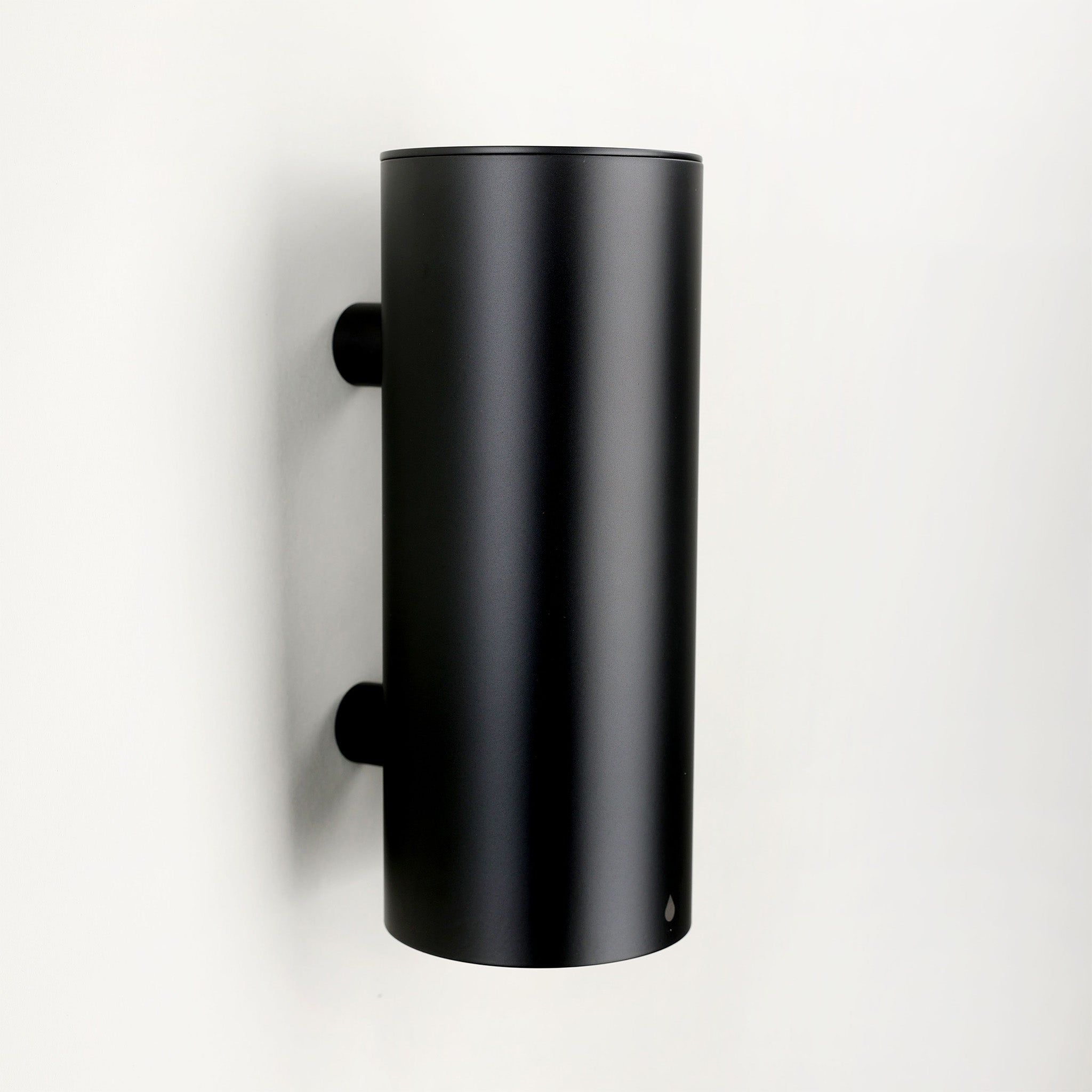 Der Sensorseifenspender Frost Denmark N1978-B in Schwarz Matt mit 500 ml Kapazität bietet stilvolles Design und hygienische, berührungslose Nutzung.