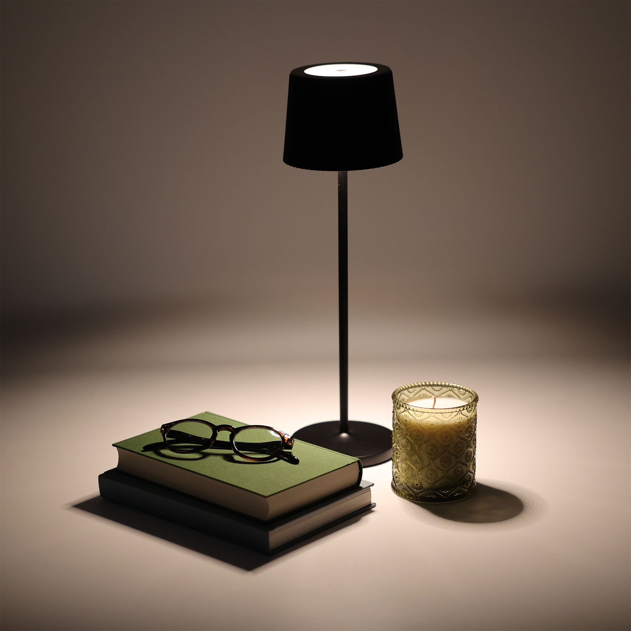 Schwarze LED-Akku-Tischleuchte GO Art mit Plissee-Design – dimmbar und kabellos für flexiblen Einsatz