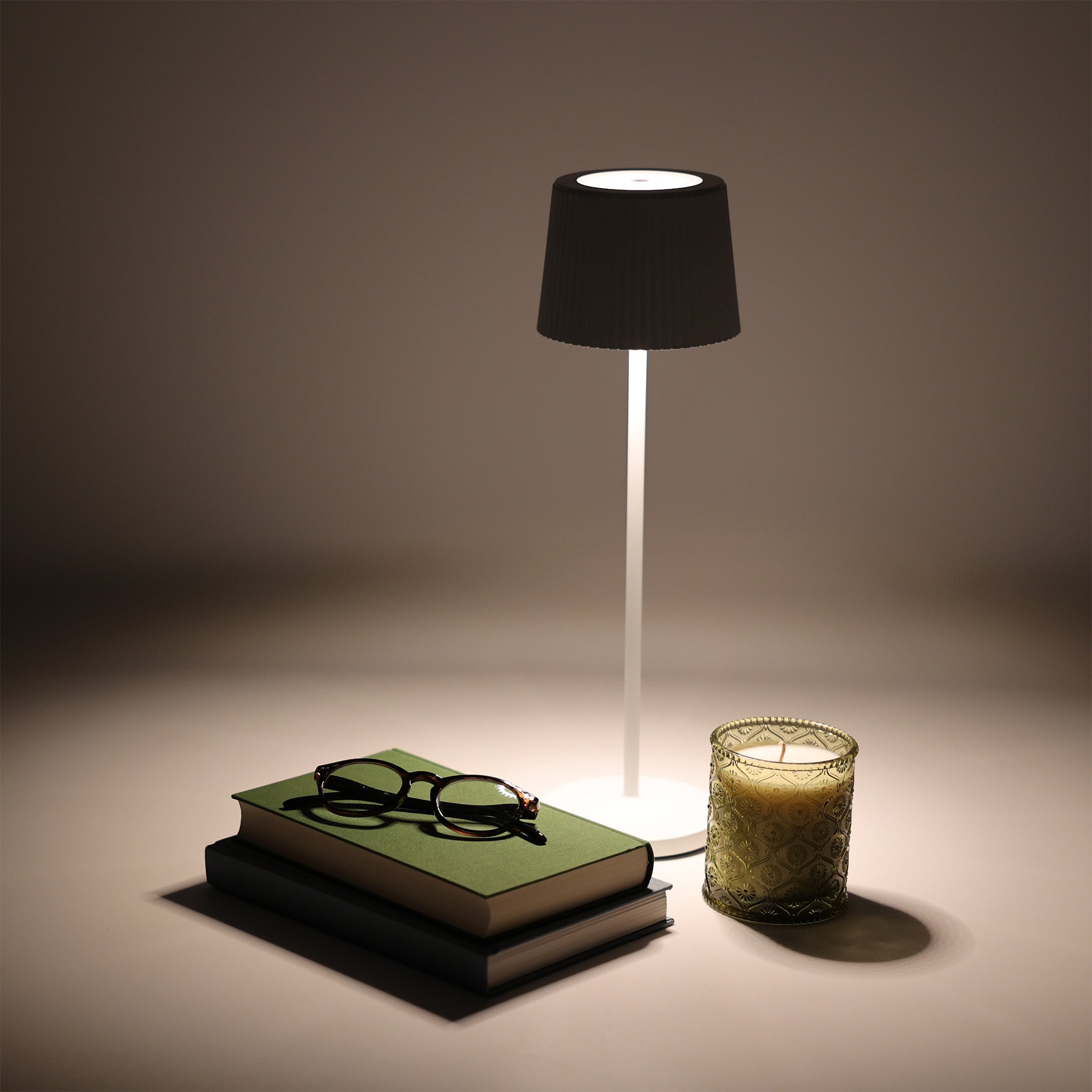 GO Art Tischleuchte mit Plissee-Schirm in Weiß matt – kabellos, dimmbar und perfekt für wohnliche Atmosphäre