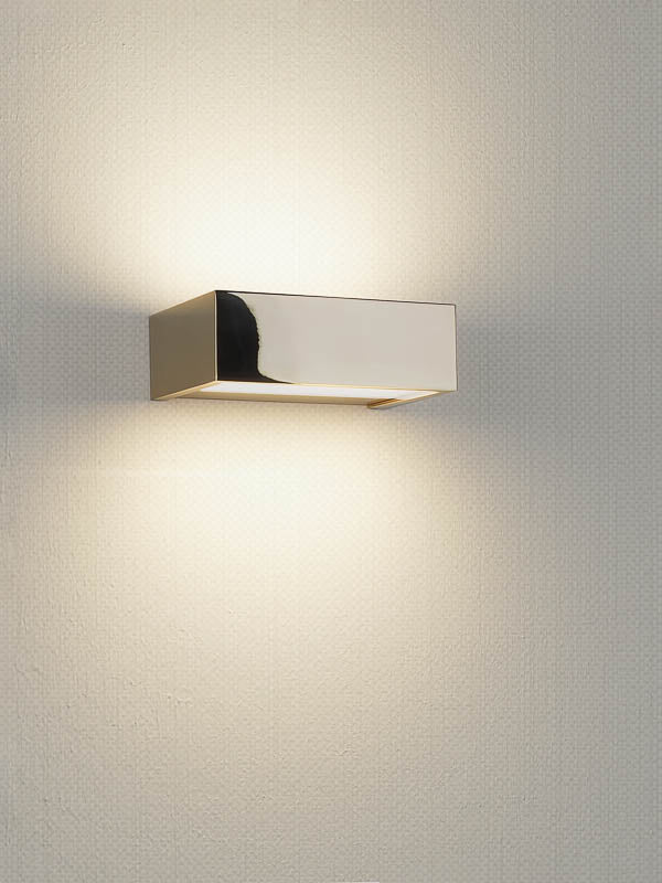 Die Decor Walther Box 15 in strahlendem Gold, erhältlich bei dasfeinebad, verleiht Ihrem Badezimmer einen Hauch von Luxus und sorgt für eine warme, einladende Beleuchtung.