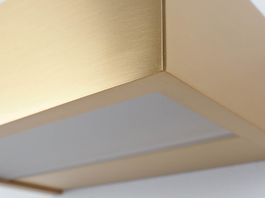 Die Decor Walther Box 15 in Gold matt, jetzt verfügbar bei dasfeinebad, bietet eine exquisite Beleuchtungslösung, die Stil und Sanftheit in jedes Bad bringt.