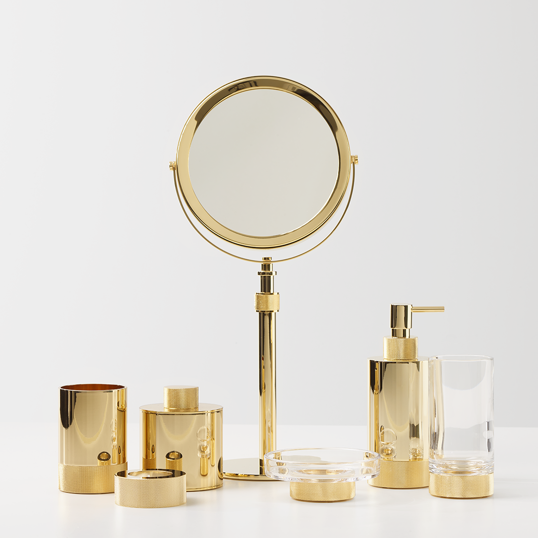 Luxuriöses Badezimmer-Set in Gold, bestehend aus Kosmetikspiegel, Seifenspender und Zahnputzbecher, verleiht jedem Bad einen Hauch von Eleganz, SP13V Kollektion von Decor Walther, erhältlich bei DasFeineBad.