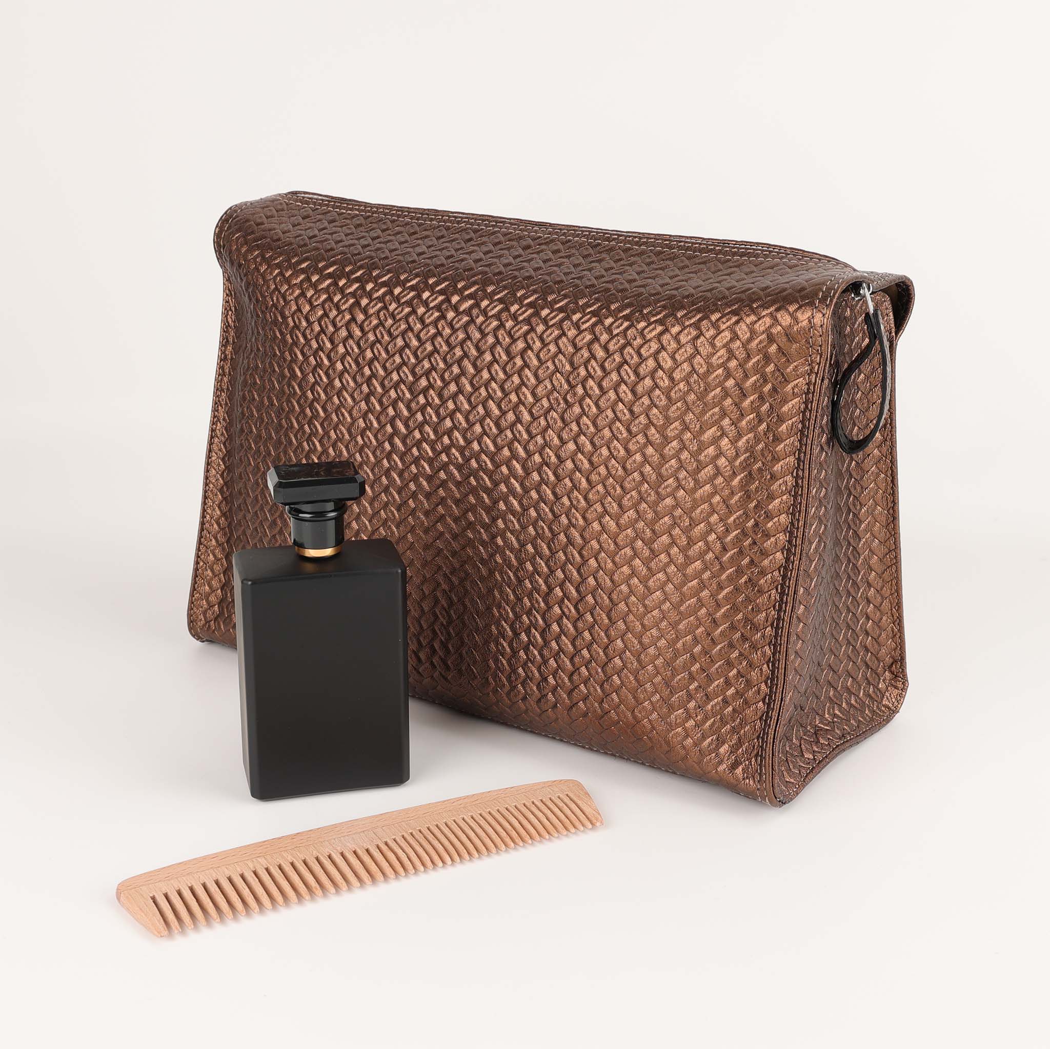 Große Kulturtasche aus naturbelassenem Leder in Flecht Bronze, mit abwaschbarem Innenfutter und Metallreißverschluss, F. Hammann, dasfeinebad