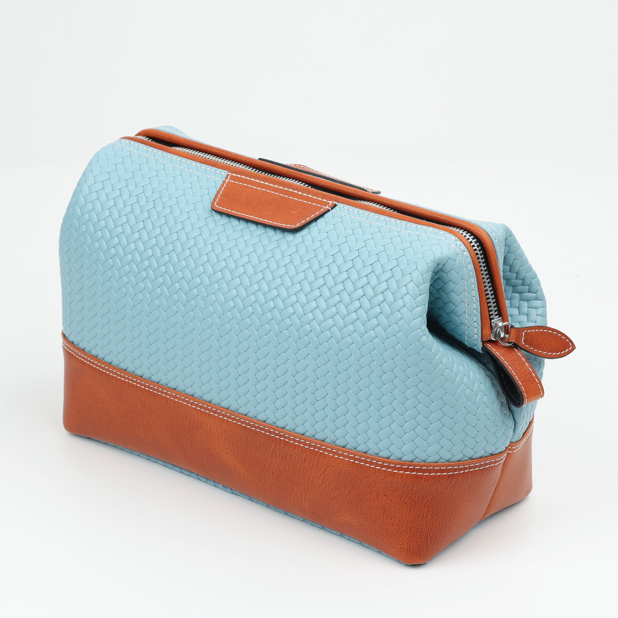 Große Kulturtasche von F. Hammann aus Chervo Kalbsleder in Flecht Hellblau/Coxorange – handgefertigt in Deutschland mit herausnehmbarer Innentasche und feinem Metallreißverschluss.