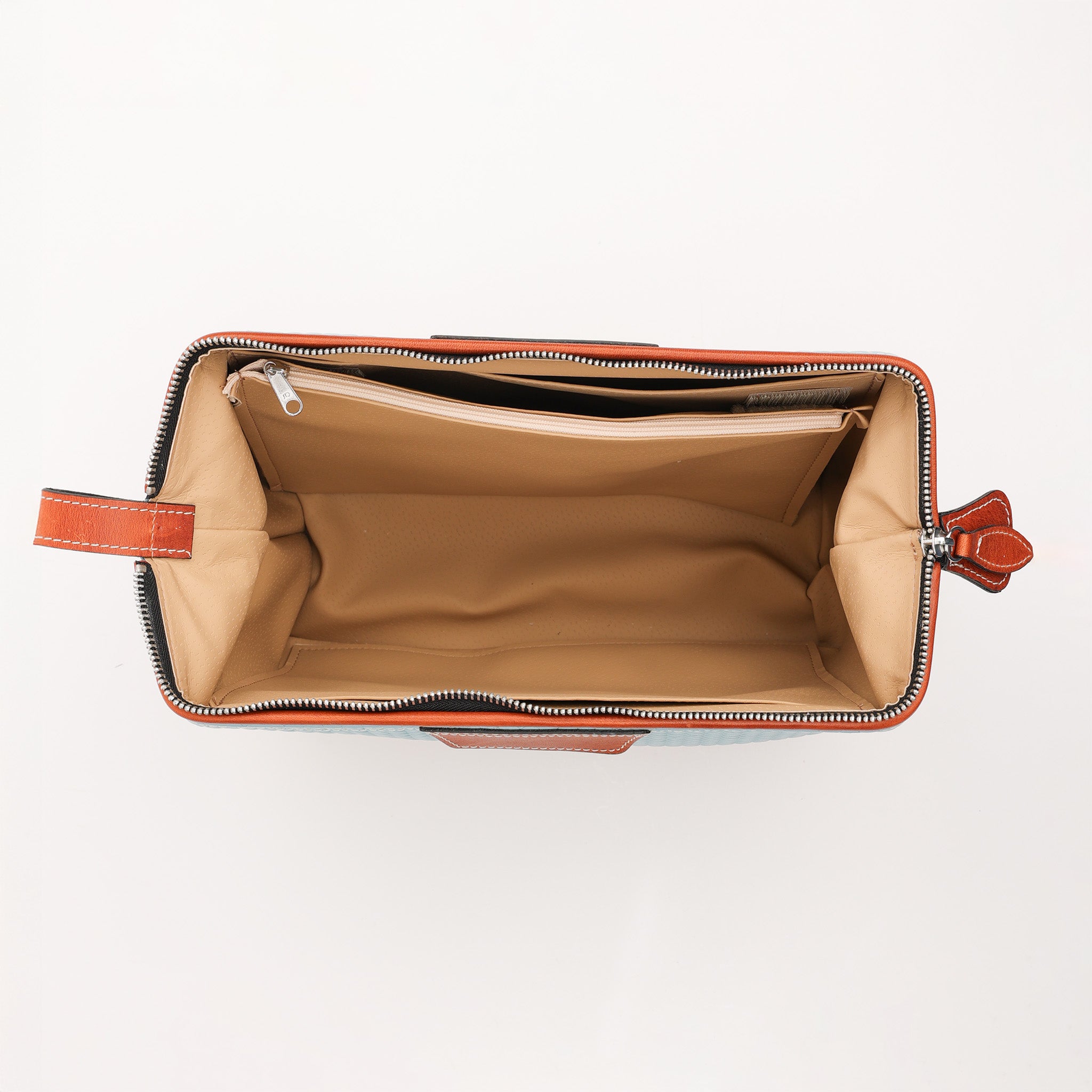 Luxuriöser Kulturbeutel aus naturbelassenem Kalbsleder in Hellblau und Coxorange – edle Handarbeit von F. Hammann mit abwaschbarem Innenfutter und Reißverschluss.
