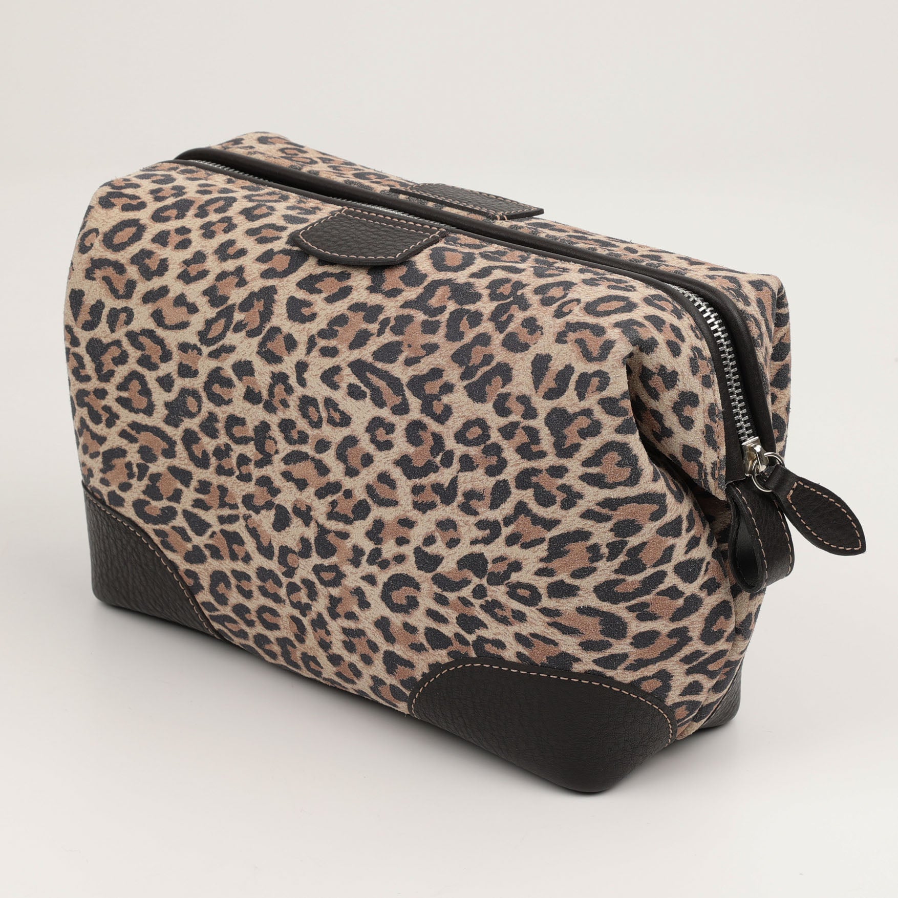 Luxuriöser Kulturbeutel von F. Hammann im Leopardenmuster – handgefertigt aus naturbelassenem Chervo Kalbsleder mit beigem Innenfutter und Metallreißverschluss.