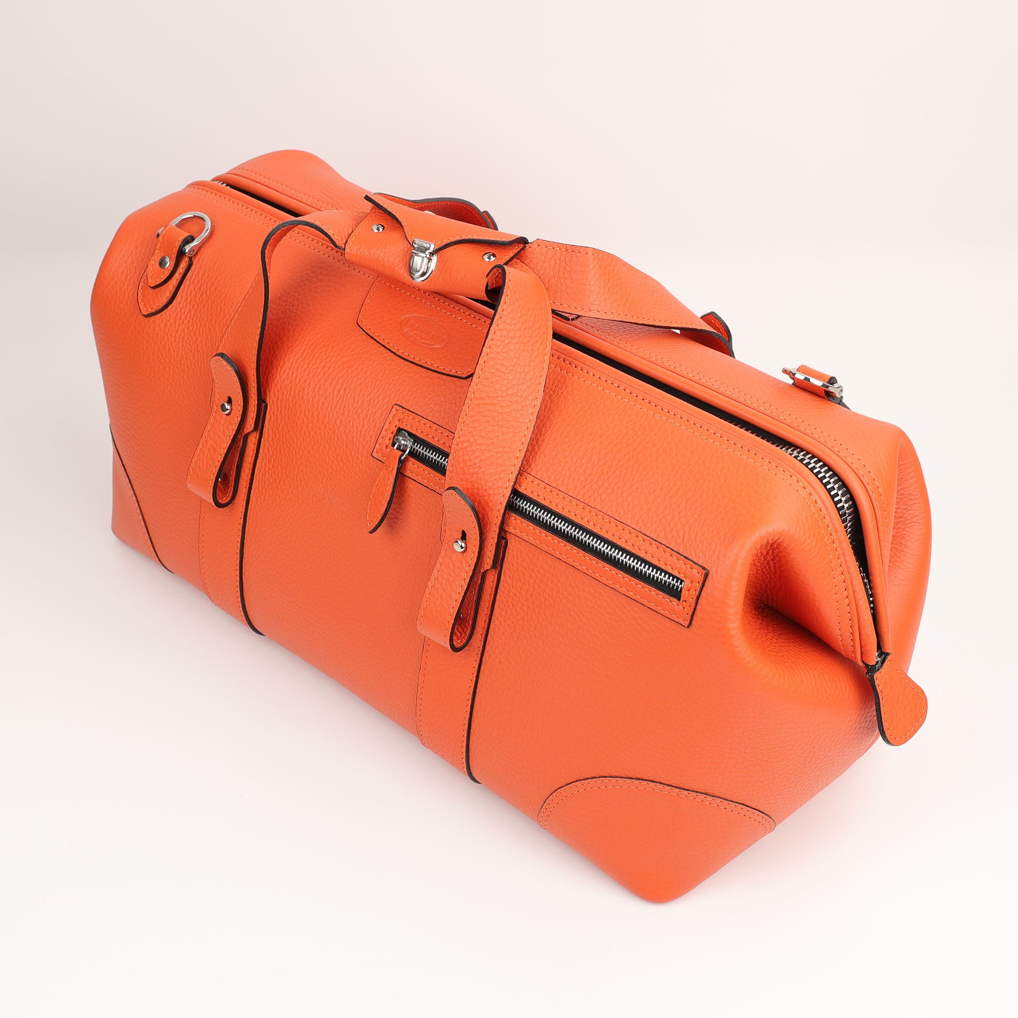 Luxuriöser Weekender von F. Hammann aus naturbelassenem Chervo Kalbsleder in kräftigem Orange – handgefertigt in Deutschland mit edlem Veloursleder-Innenfutter.