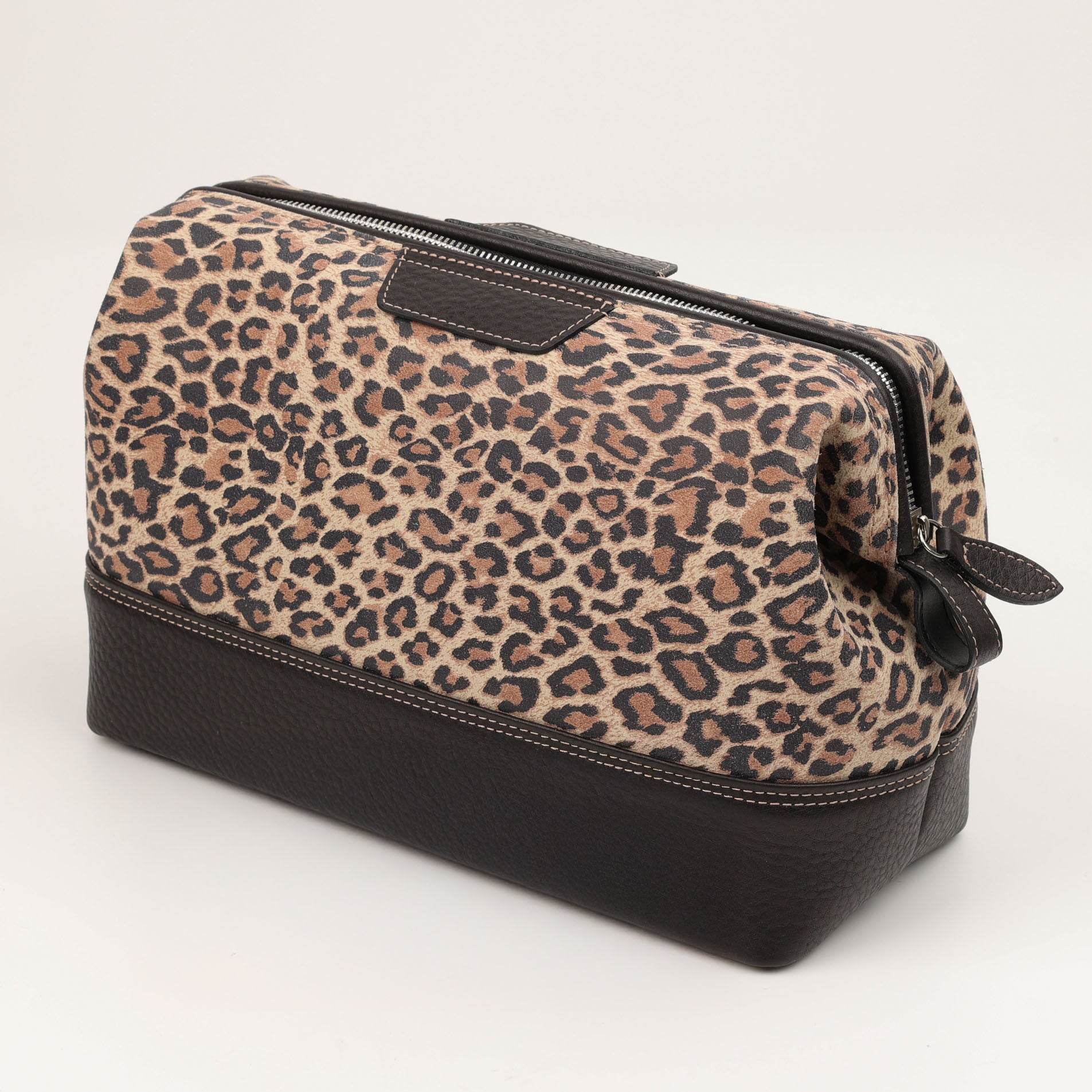 Große Kulturtasche von F. Hammann im Leopardenmuster – handgefertigt aus weichem Chervo Kalbsleder mit herausnehmbarer Innentasche und feinem Metallreißverschluss.