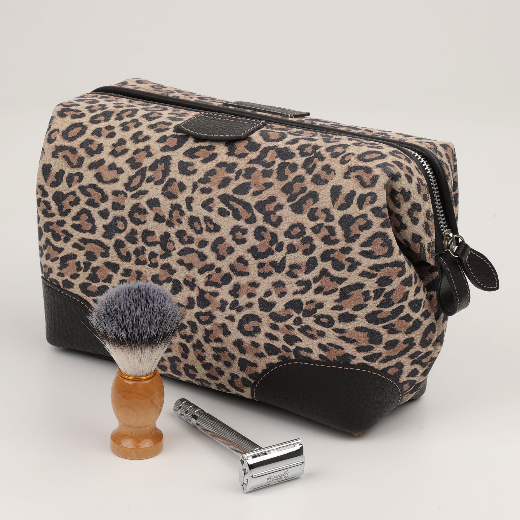 Handgefertigte F. Hammann Kulturtasche Leopard – stilvolle Ledertasche mit exklusivem Muster, gefertigt in Offenbach am Main mit traditioneller Handwerkskunst.