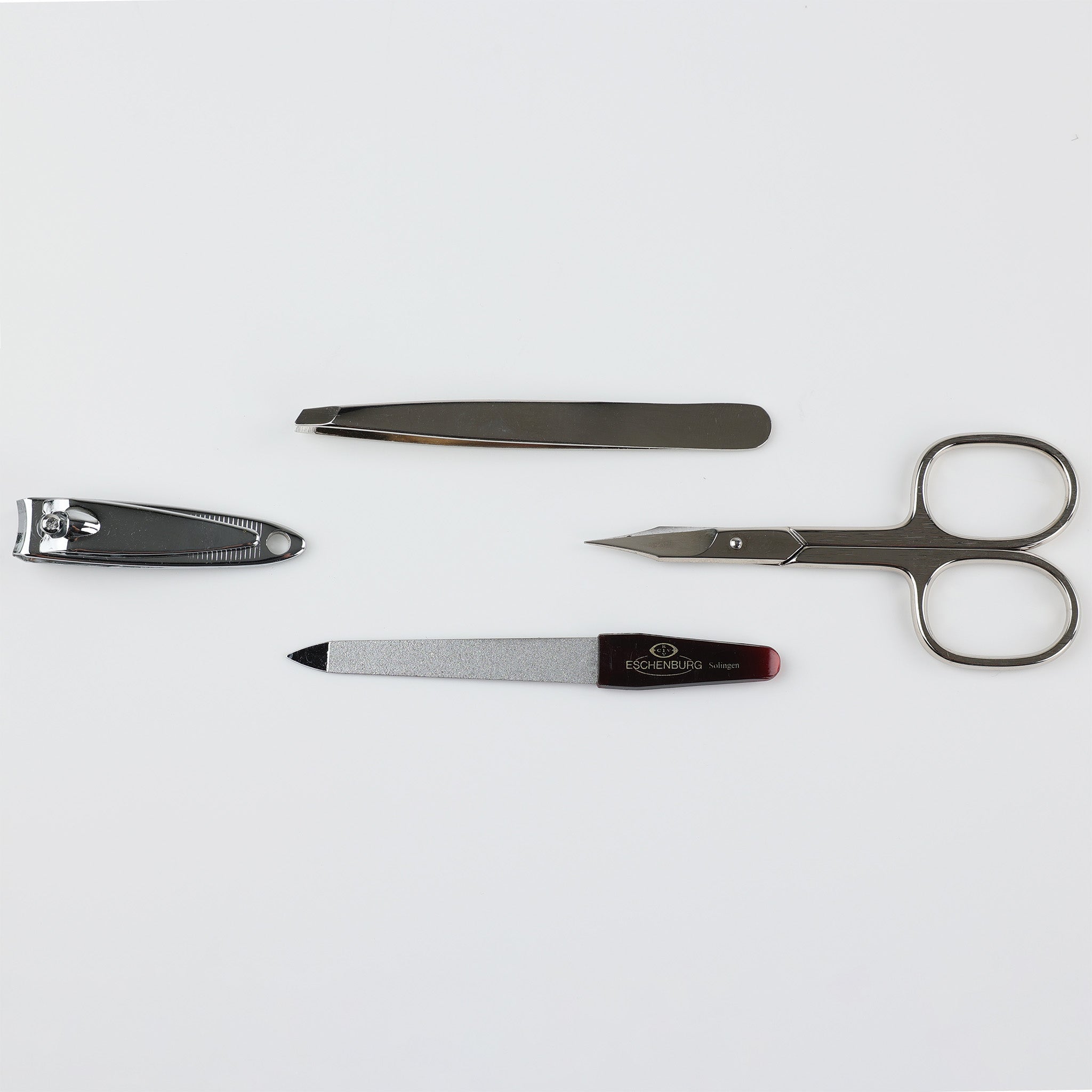 Elegantes Maniküreetui aus italienischem Leder in Dunkelbraun, perfekter Reisebegleiter mit glänzendem Besteck, F. Hammann, dasfeinebad