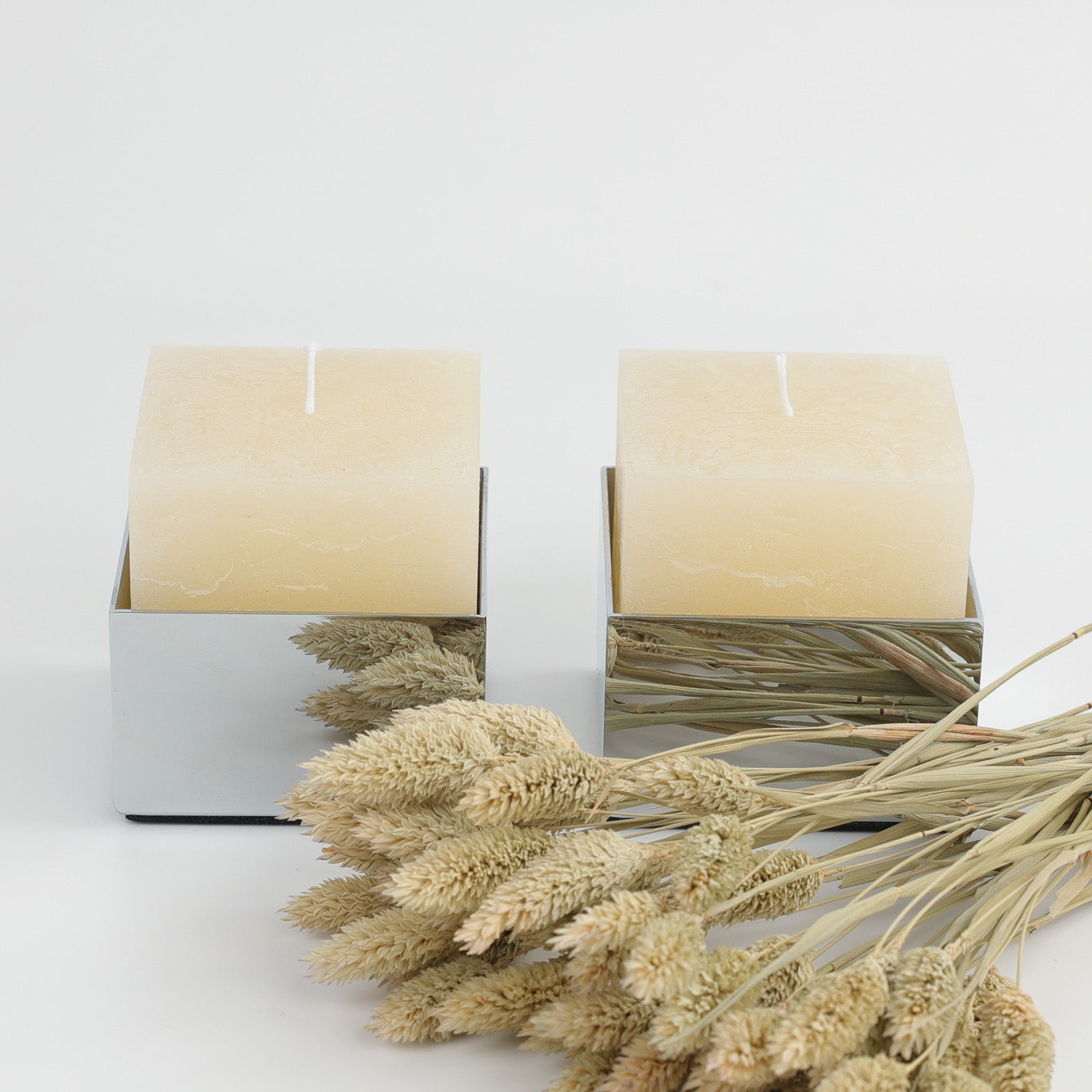 Ersatzkerzen 2 Stück von Decor Walther für Brick Kerzenhalter-Nahaufnahme mit Gräsern im Vordergrund