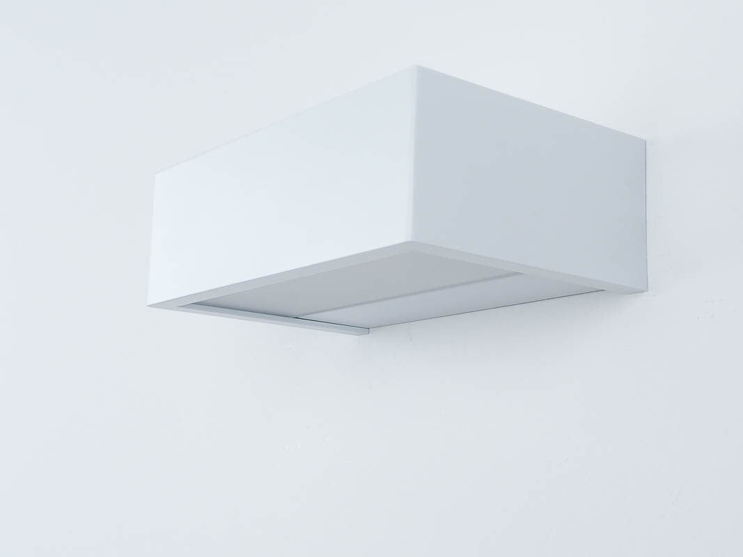 Kaufen Sie die elegante Decor Walther Box 15 in Weiß bei dasfeinebad – eine Spitzenauswahl für moderne Badezimmerleuchten und Spiegelbeleuchtung.