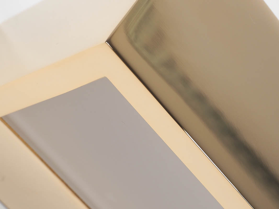 Erleben Sie den Glanz der Decor Walther Box 15 Badleuchte in Gold bei dasfeinebad – die perfekte Wahl für eine elegante und anspruchsvolle Badezimmergestaltung.