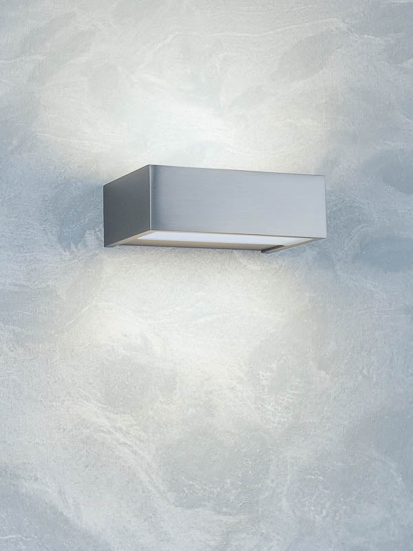 Decor Walther Box 15 in Nickel Satiniert für eine zeitlose Beleuchtung, jetzt bei dasfeinebad – harmoniert perfekt mit modernen und klassischen Bädern.