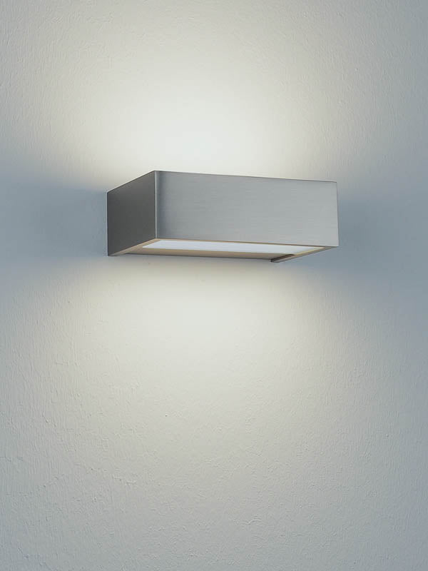 Die Decor Walther Box 15 in Nickel Satiniert, erhältlich bei dasfeinebad, fügt sich nahtlos in moderne Badezimmer ein – für eine klare und elegante Beleuchtung.