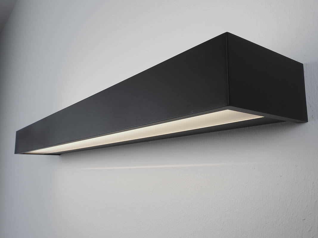 Dynamische und moderne Lichtlösung für Ihr Badezimmer mit der Decor Walther Box 25 in Schwarz matt, verfügbar bei dasfeinebad.