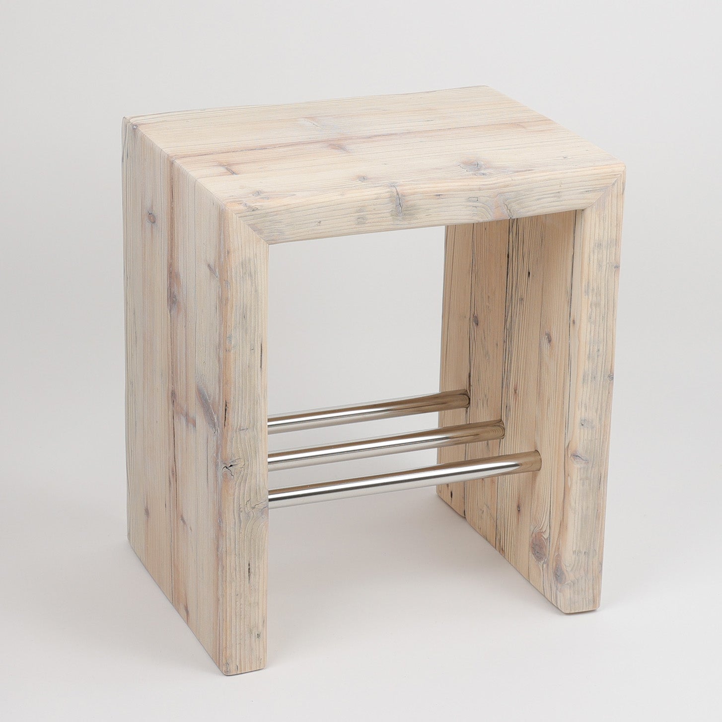 Hocker aus Altholz weiß geölt – rustikaler Badhocker aus massivem recyceltem Holz und drei Querstreben im unteren Bereich, gefertigt von das feine bad