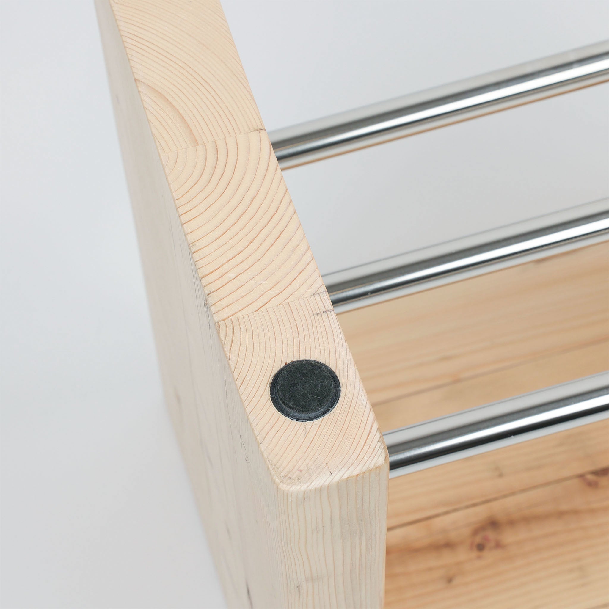 Dekorative Sitzbank aus Altholz als warmer Akzent im Badezimmer, nachhaltig hergestellt und individuell einsetzbar, ausgestattet mit Bodenshonern für empfindliche Böden, Detailansicht Bodenschoner