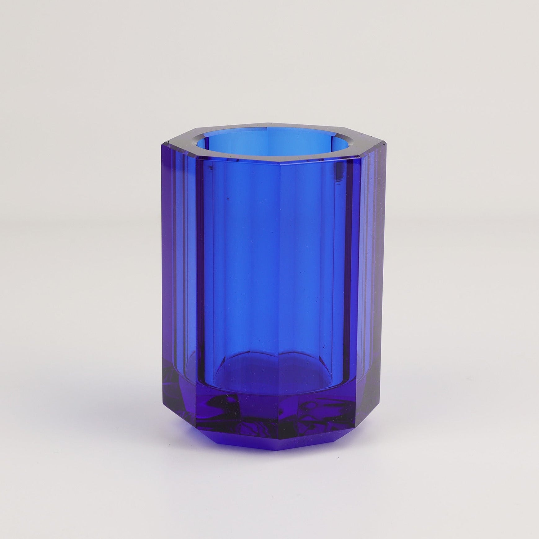 Edler Zahnputzbecher in Capri-Blau aus brillantem Kristallglas von Decor Walther. Hochwertige Verarbeitung mit abgerundeten Kanten für eine angenehme Handhabung.