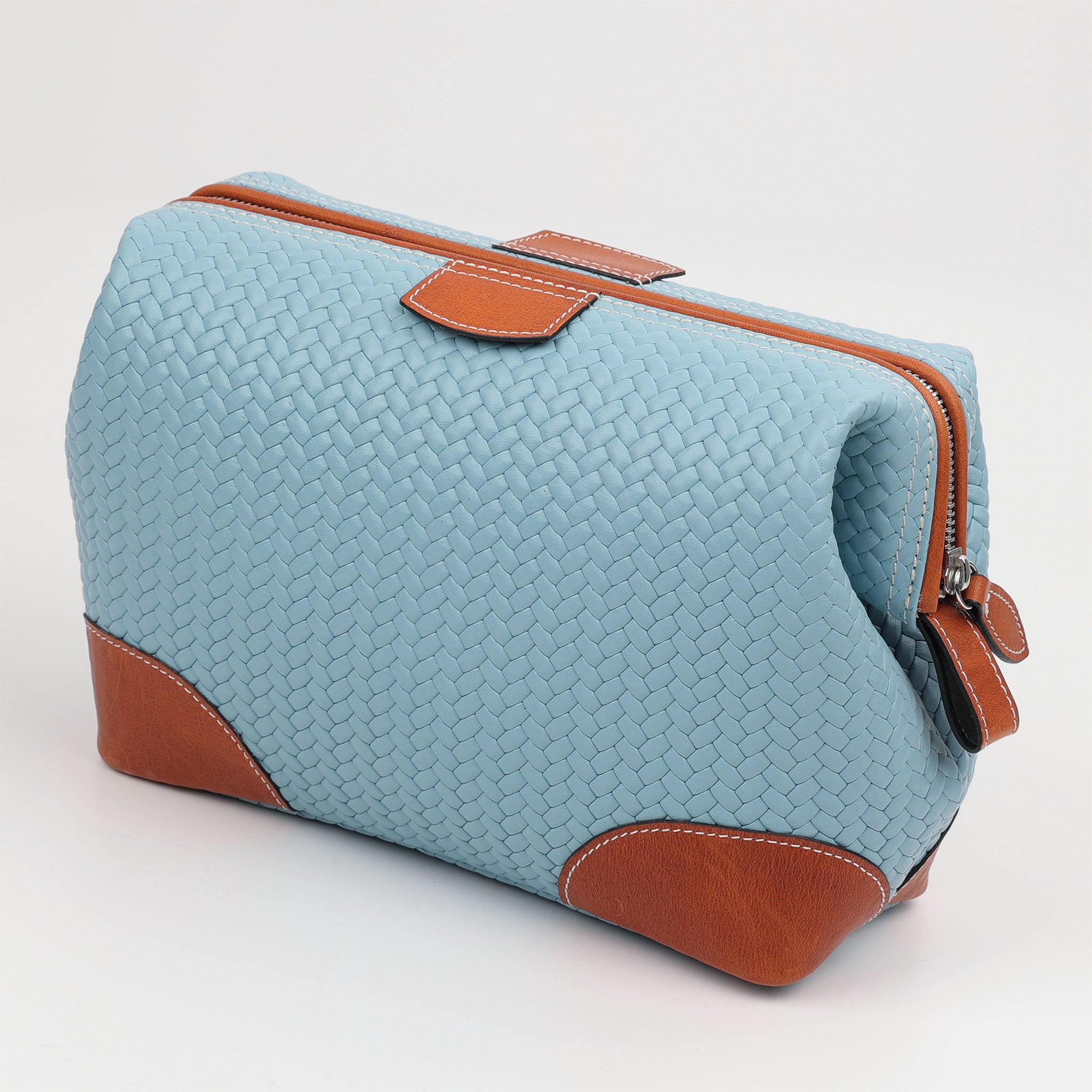 Große Kulturtasche von F. Hammann aus Chervo Kalbsleder in Flecht Hellblau und Coxorange – handgefertigt in Deutschland mit klassischer Bügelöffnung und elegantem Farbspiel.