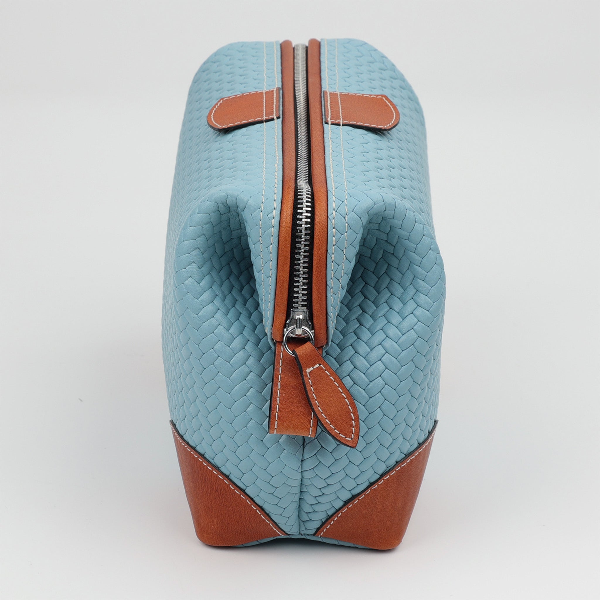 Hochwertiger Lederkulturbeutel von F. Hammann – in Hellblau und Coxorange, mit Metallbügelöffnung, feinem Reißverschluss und beigem Innenfutter.