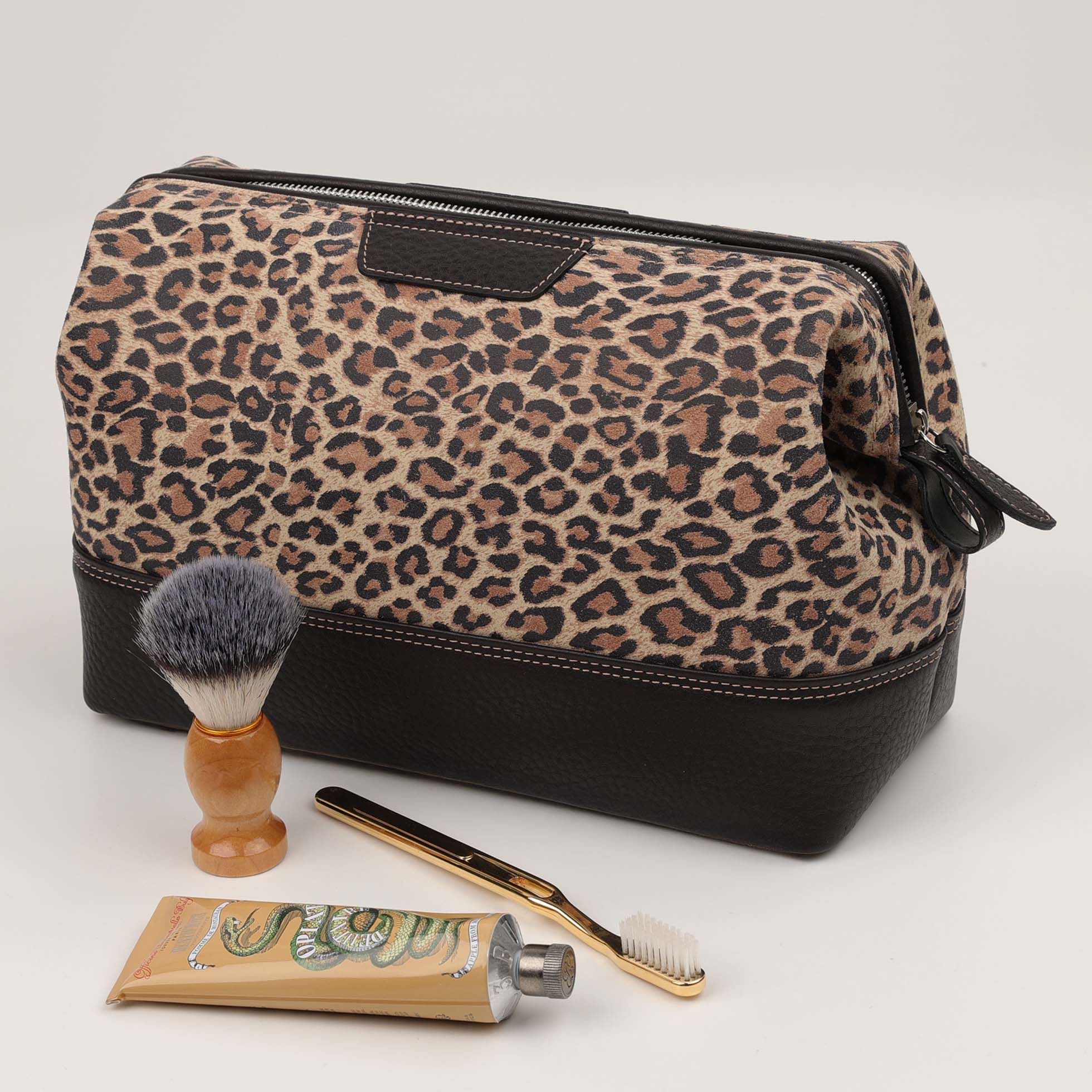 Exklusive F. Hammann Kulturtasche im Leopardenmuster – stilvolle Kombination aus Luxus, Funktionalität und traditioneller Lederhandwerkskunst.