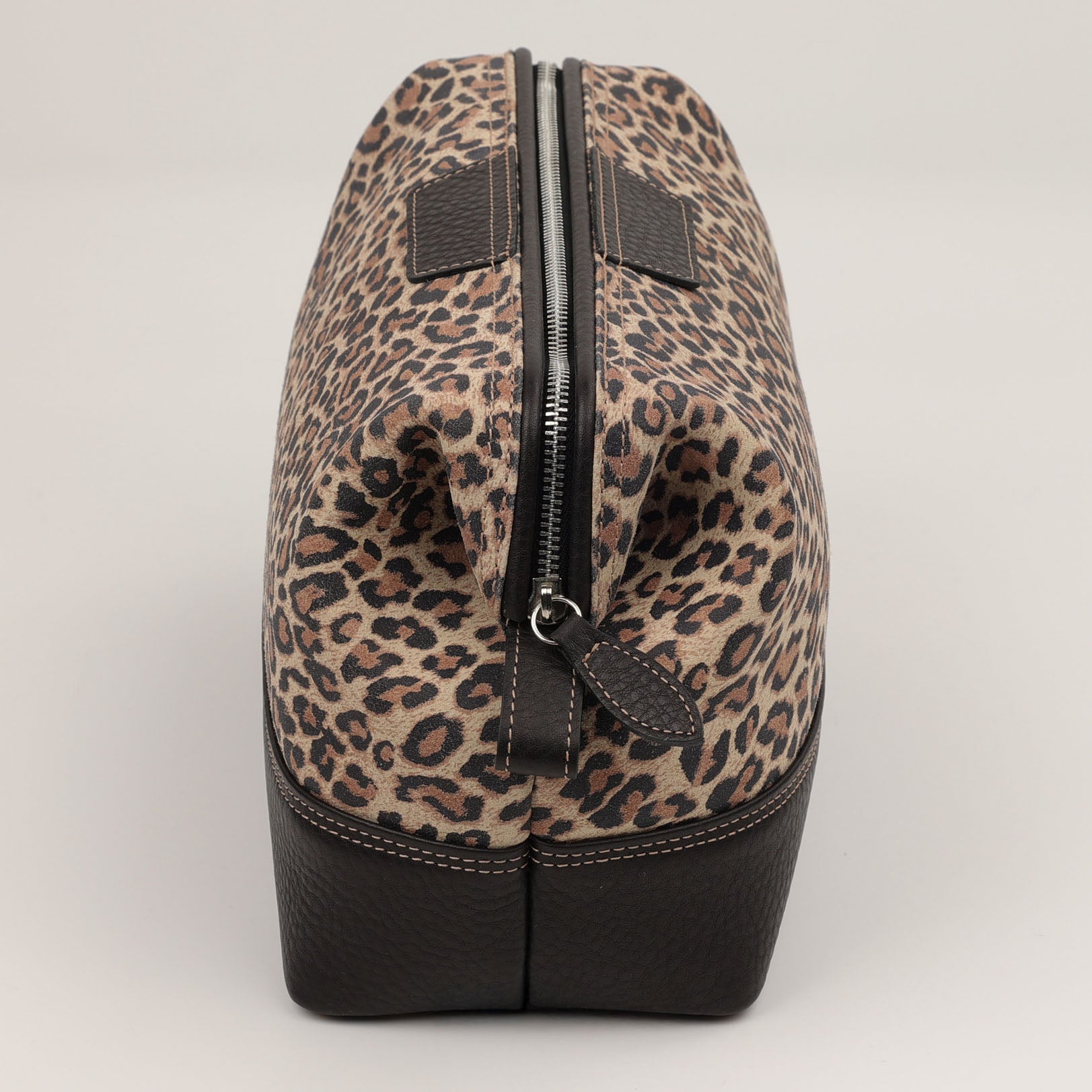 Handgefertigte Lederkosmetiktasche Leopard – gefertigt in Deutschland aus naturgegerbtem Kalbsleder mit herausnehmbarer Innentasche und eleganter Haptik.