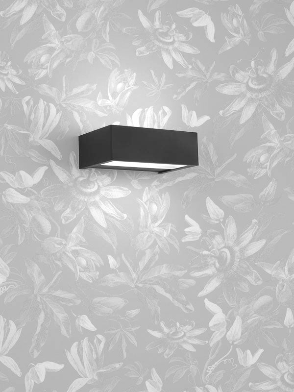 Elegante Decor Walther Box 15 in Schwarz matt, jetzt bei dasfeinebad – fügt jedem Badezimmer einen Hauch von Modernität hinzu mit seiner stilvollen Beleuchtung.