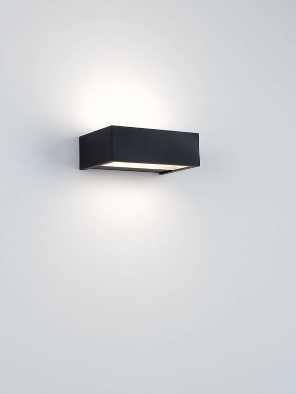 Die Decor Walther Box 15 Spiegelleuchte in Schwarz matt, verfügbar bei dasfeinebad, perfektioniert jedes Badezimmer mit ihrer schlichten Eleganz und effektiven Ausleuchtung.