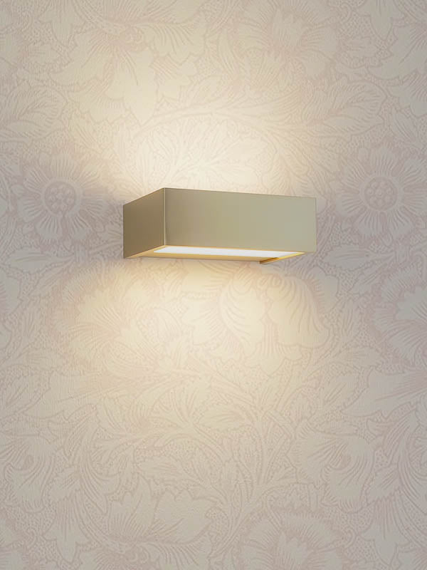 Decor Walther Box 15 in Gold matt für eine subtile Luxusbeleuchtung im Bad, jetzt bei dasfeinebad – ideal für eine edle und stilvolle Badezimmerdekoration.