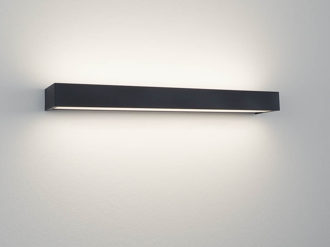 Elegante und kraftvolle Beleuchtung der Decor Walther Box 25 in Schwarz matt, erhältlich bei dasfeinebad, hebt jedes Badezimmerdesign hervor.