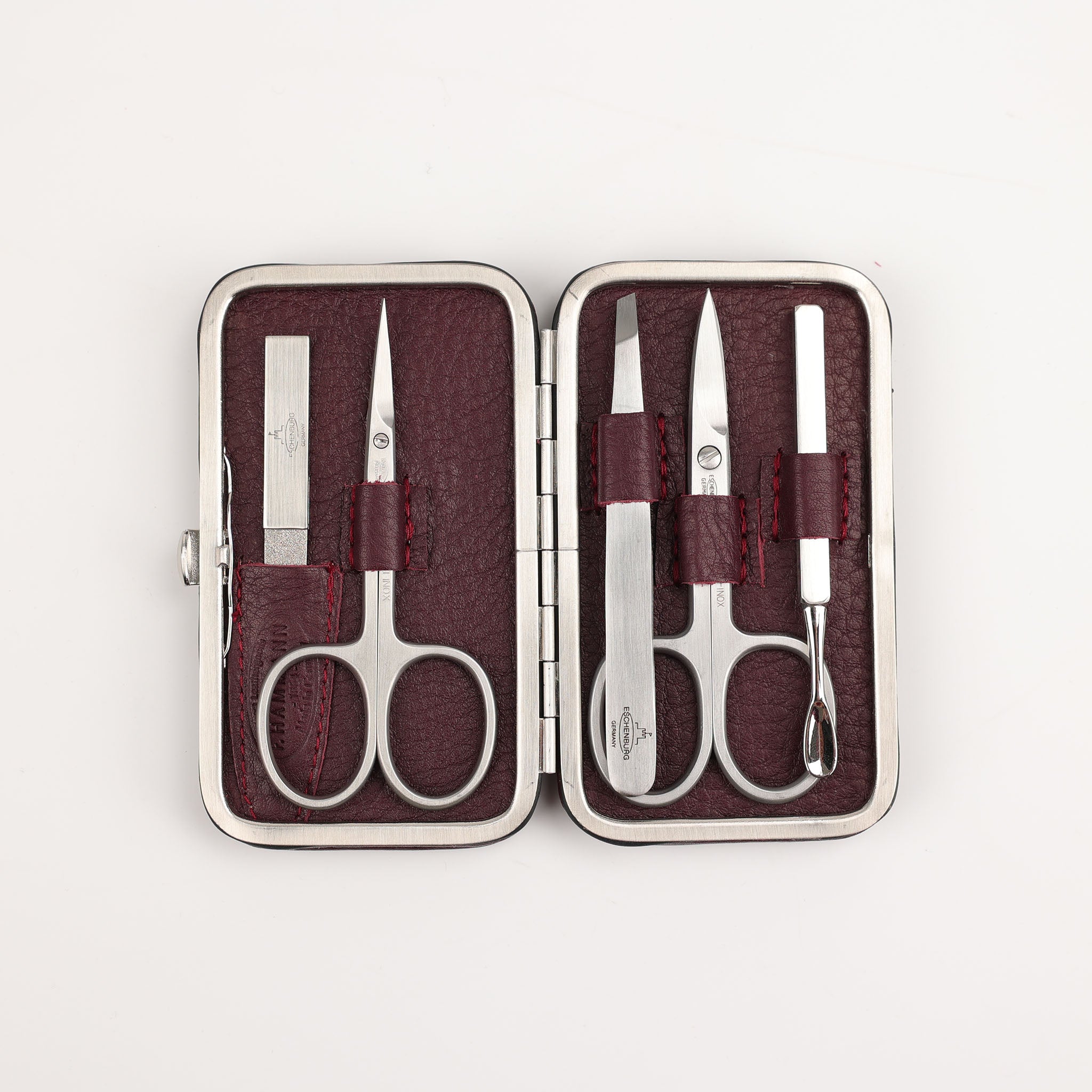 Stilvolles Maniküre-Set in Marsala von F. Hammann. Hochwertiges Lederetui mit fünf Pflegeinstrumenten aus rostfreiem Stahl für professionelle Nagelpflege.