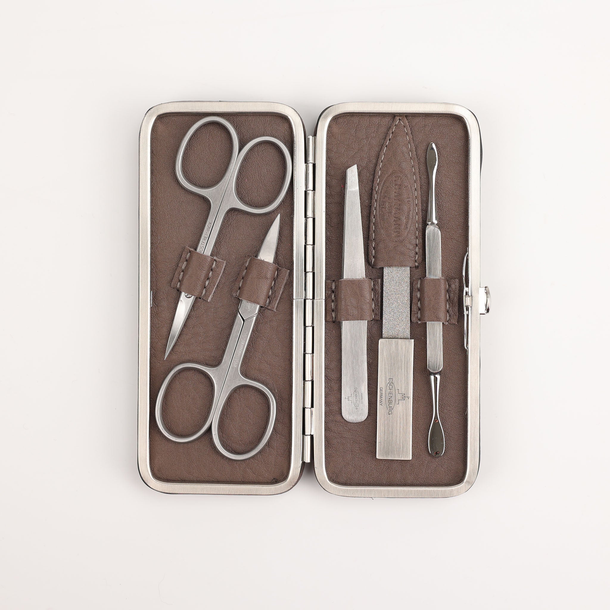 Elegantes, geöffnetes Maniküre-Set aus Nimbus-farbenem Chevro Kalbsleder mit fünf hochwertigen Pflegeinstrumenten, handgefertigt von F. Hammann, dasfeinebad