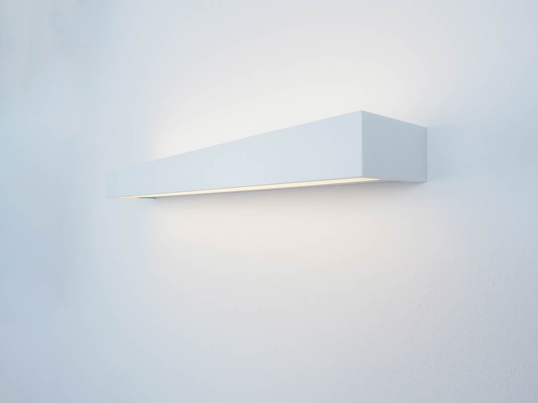 Blendfreie und warme Beleuchtung im Badezimmer mit der Decor Walther Box 25 in Weiß matt von dasfeinebad.