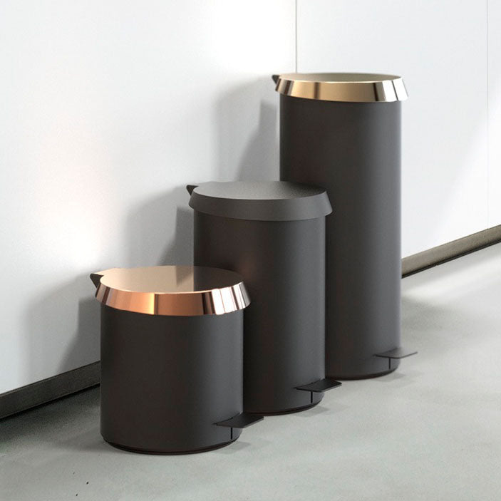 Frost Denmark Pedaleimer in Schwarz matt mit poliertem Kupfer – luxuriöses Badaccessoire.