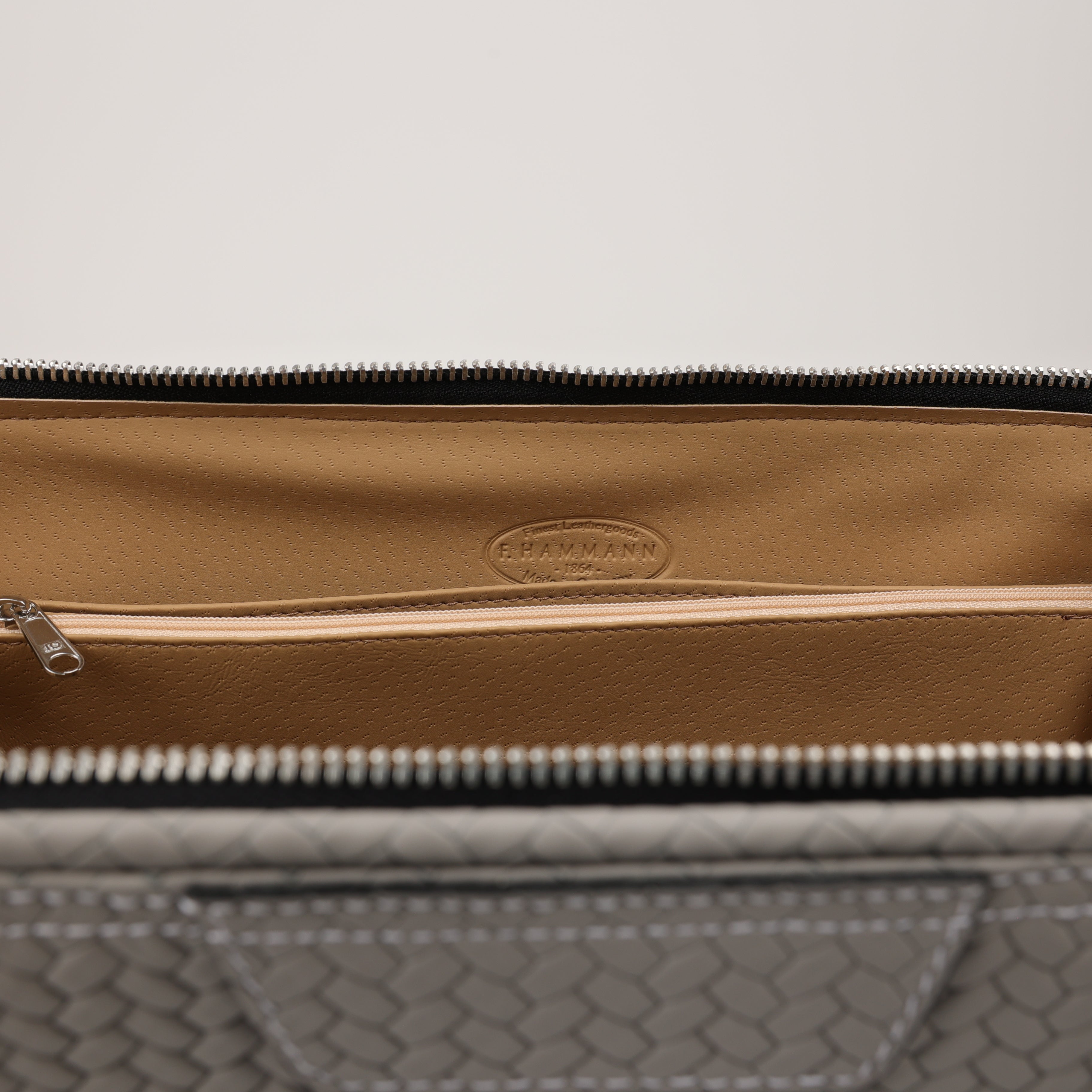 Nachhaltiger Kulturbeutel in Flecht Grau aus Kalbsleder